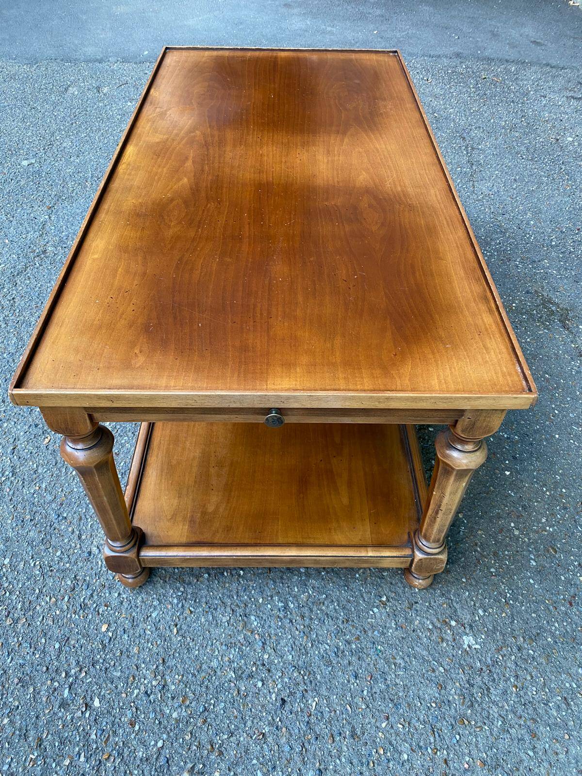 Extendable coffee table in solid wood with two shelves, 100 cm