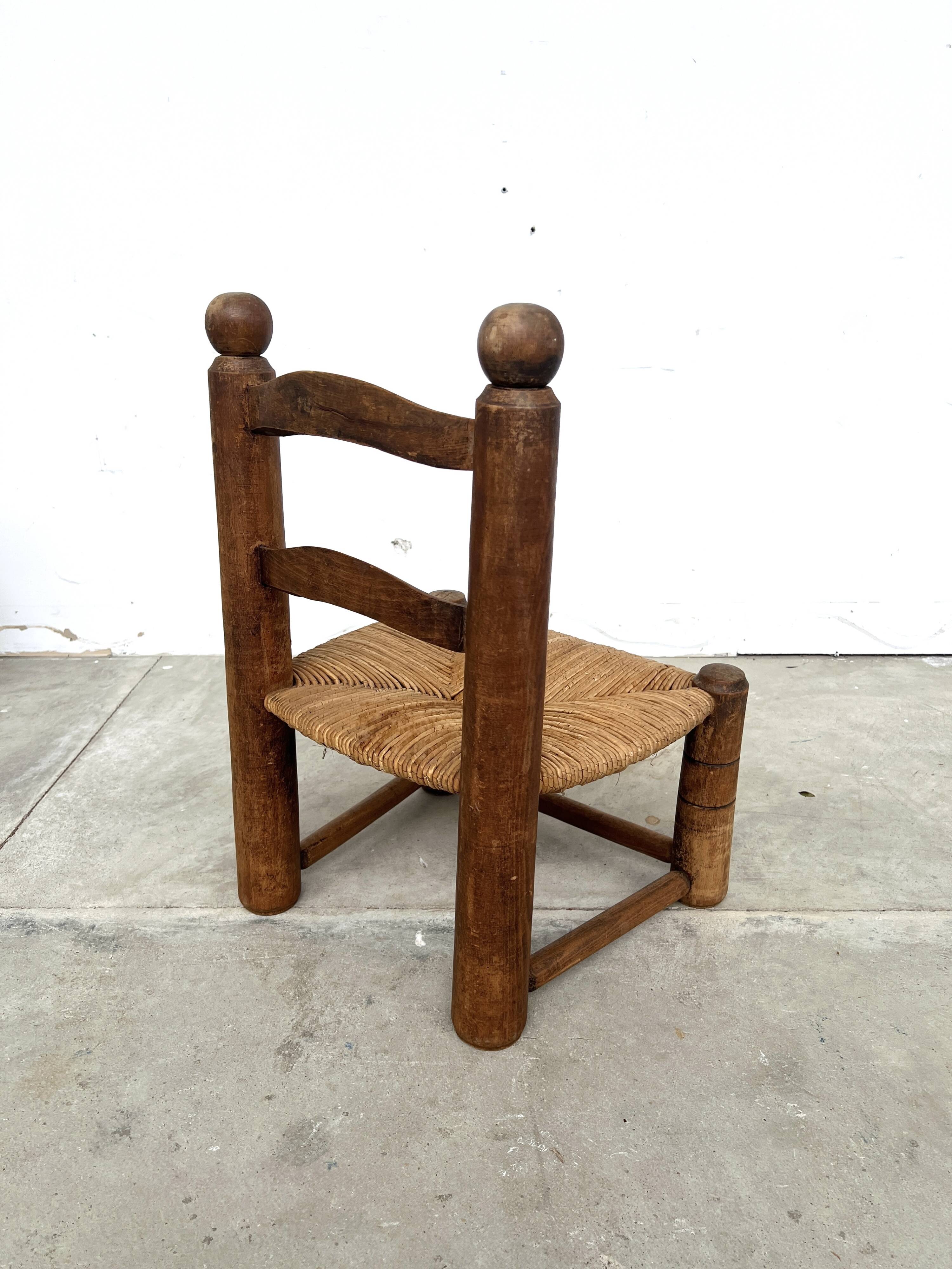 Brutalist chair in wood and straw