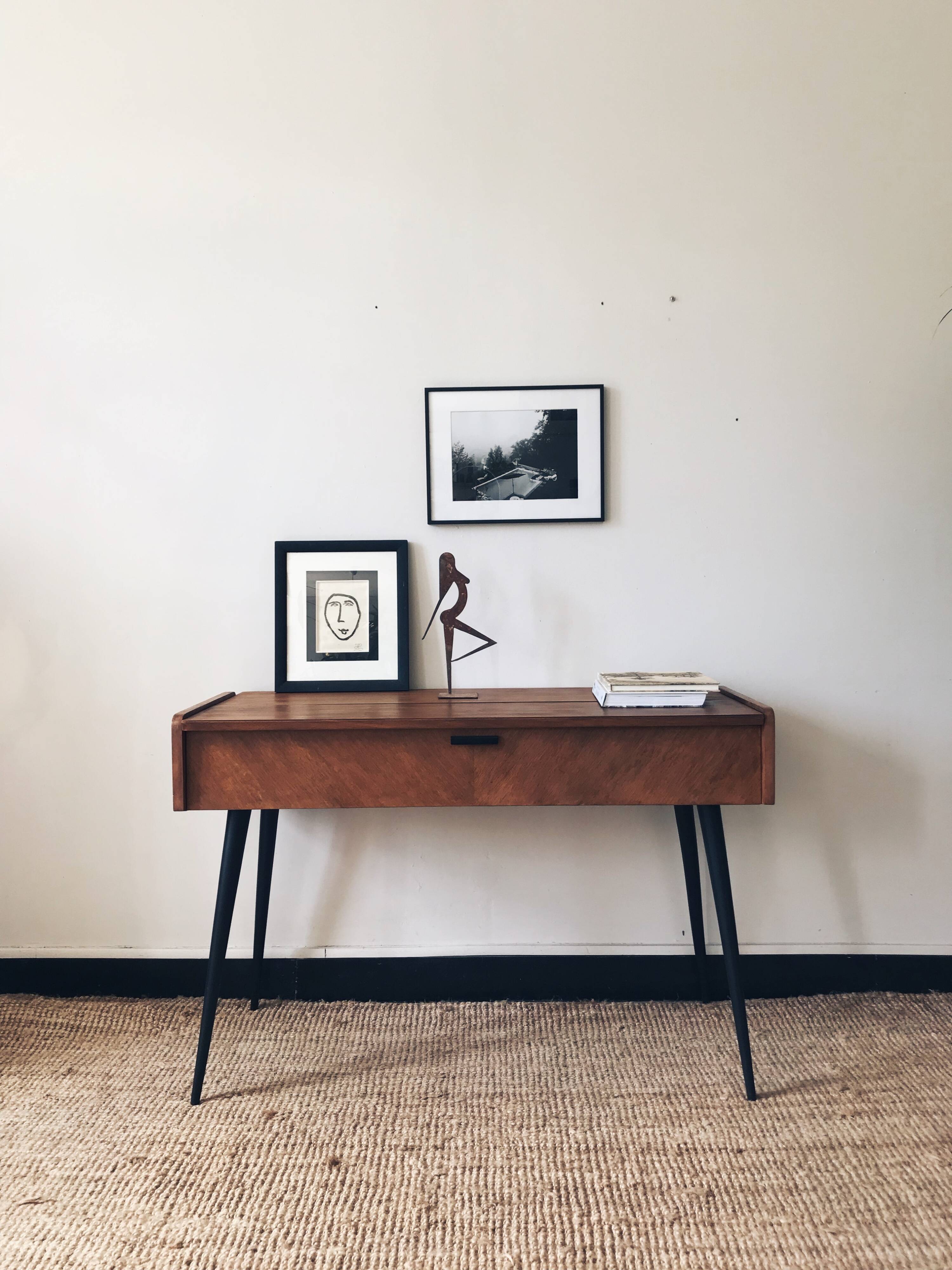 Old knitting compass feet console