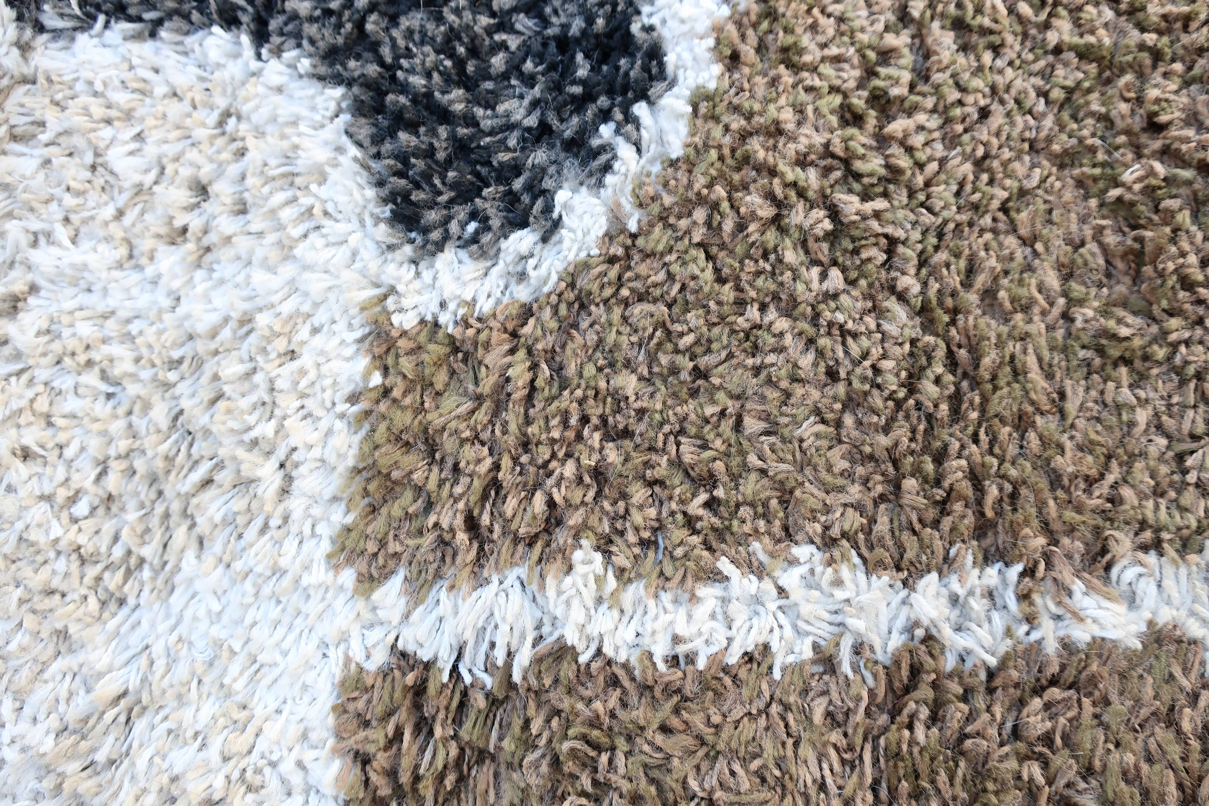 Designer rug 178 x 132 cm in very good condition