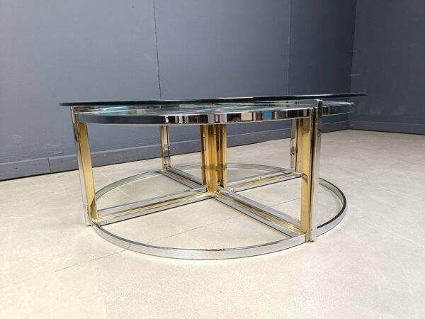 Grand ensemble de tables basses en laiton et verre, années 1970