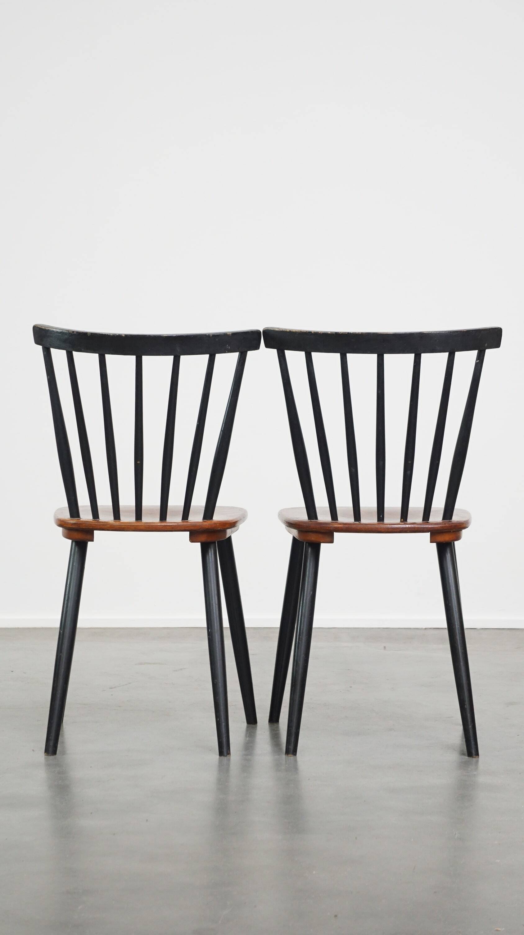 Set of 2 beautiful 1960s vintage Scandinavian design dining chairs with spindle backrests