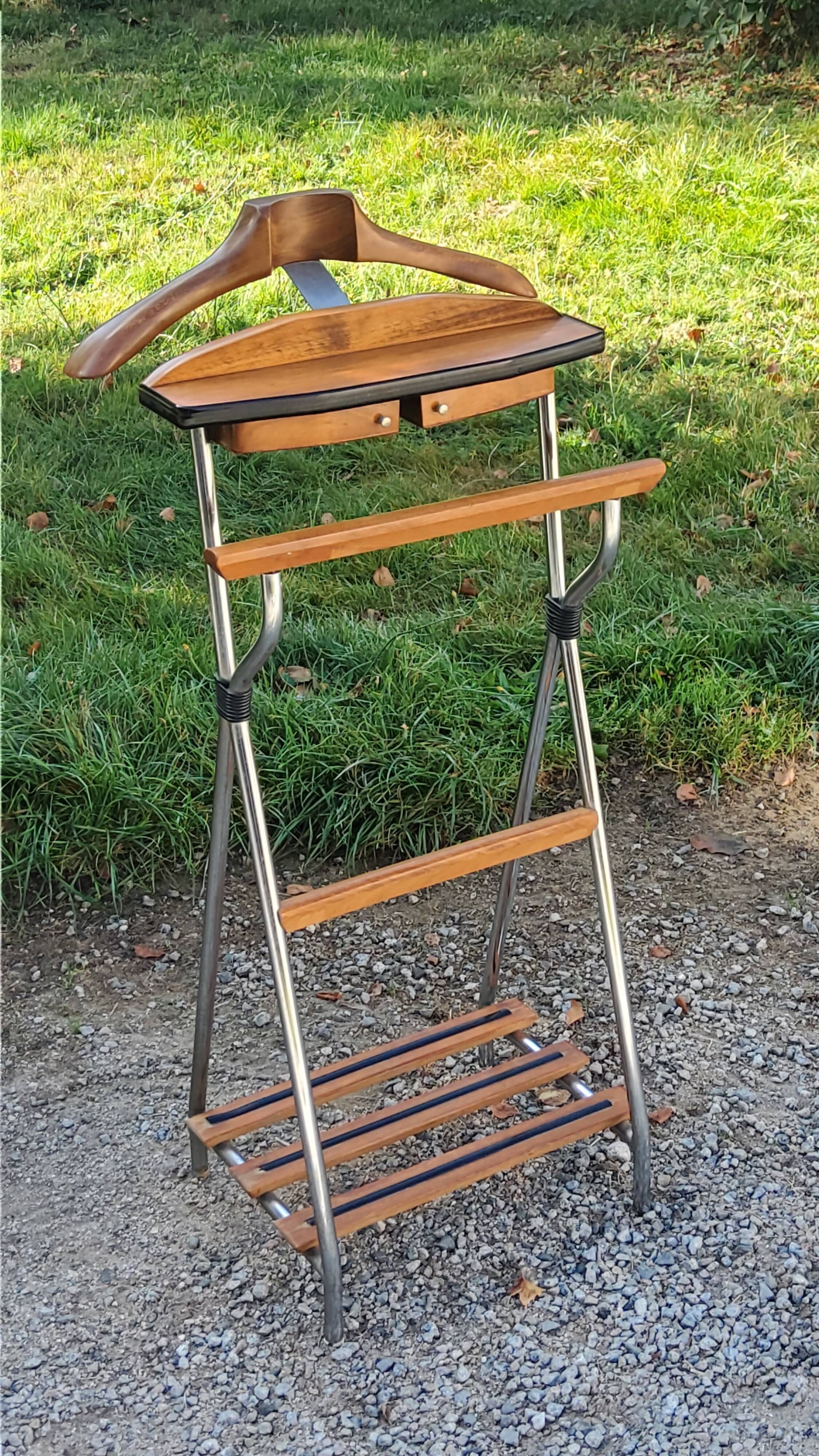 Vintage valet in wood, chrome metal and vinyl from the 60s