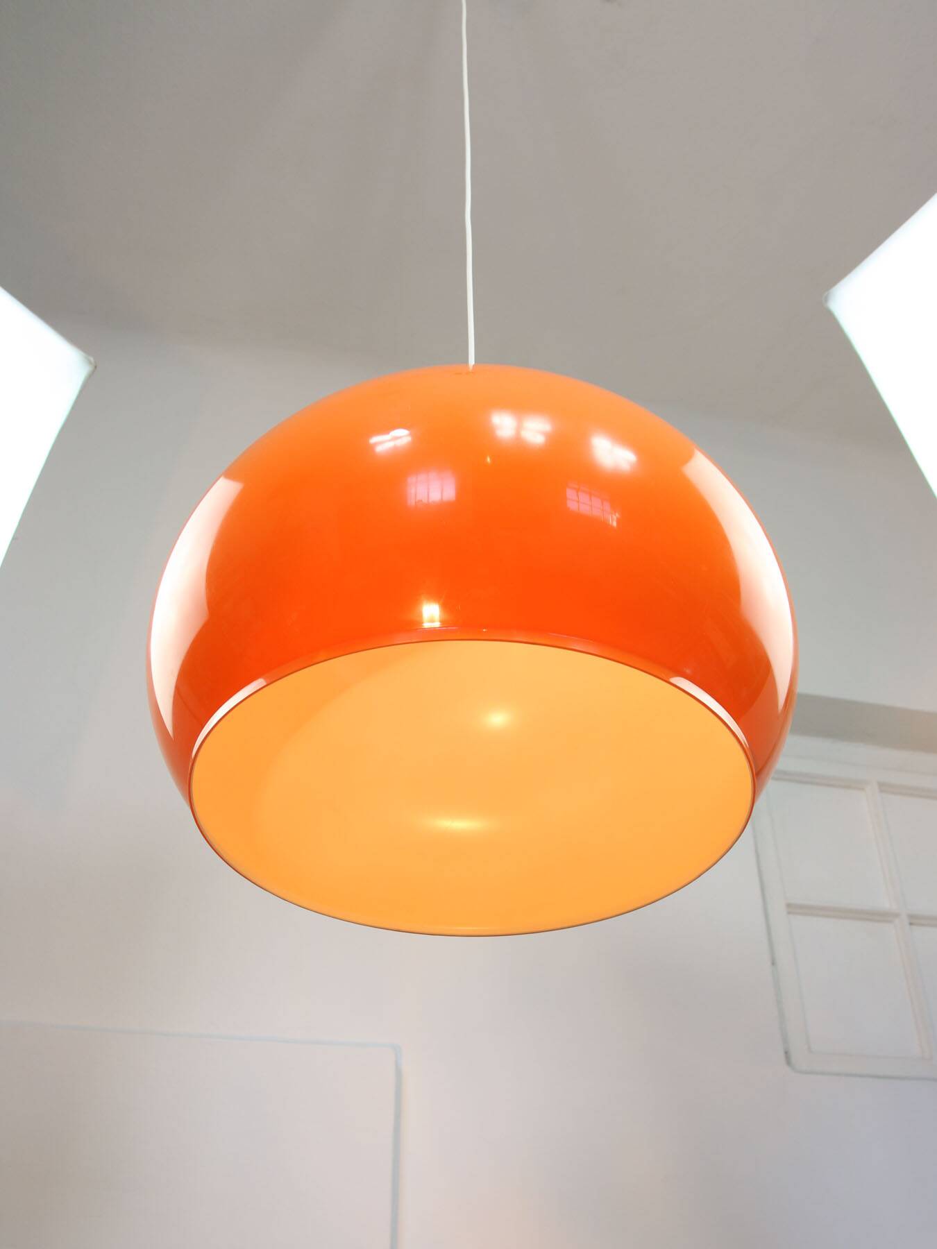 Suspension géante orange Space Age de Guzzini, années 70