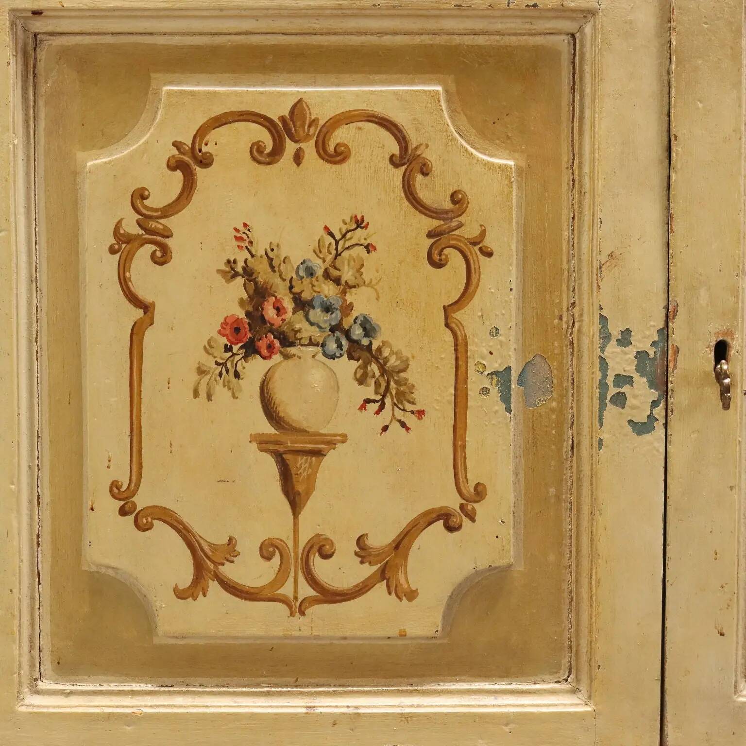 Buffet baroque ancien en bois laqué XVIIIe siècle