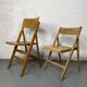 Paire de chaise pliante dépareillés en bois