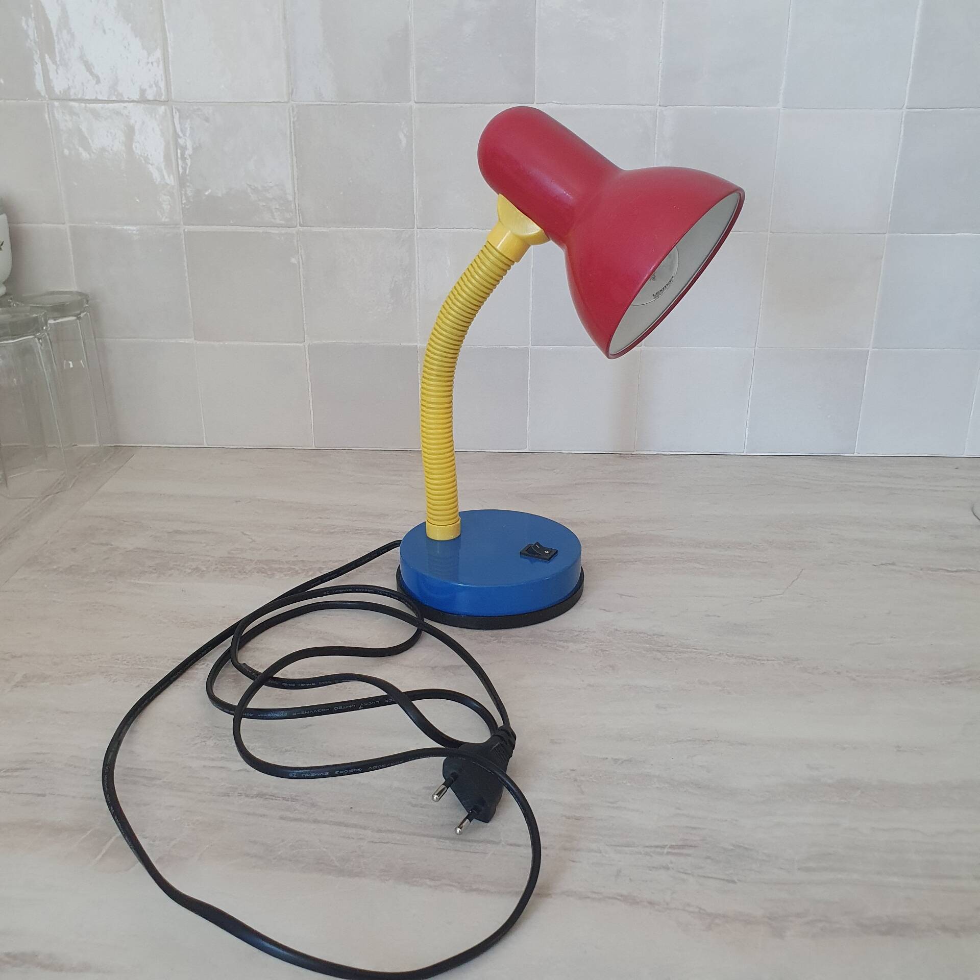 Lampe de bureau couleur Memphis rouge bleu jaune
