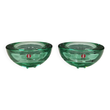 Un ensemble de porte-bougies iittala en verre transparent vert.