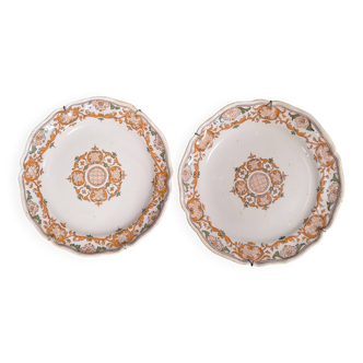Deux assiettes 18ème en faïence à décor grand feu ocre, vert et manganèse