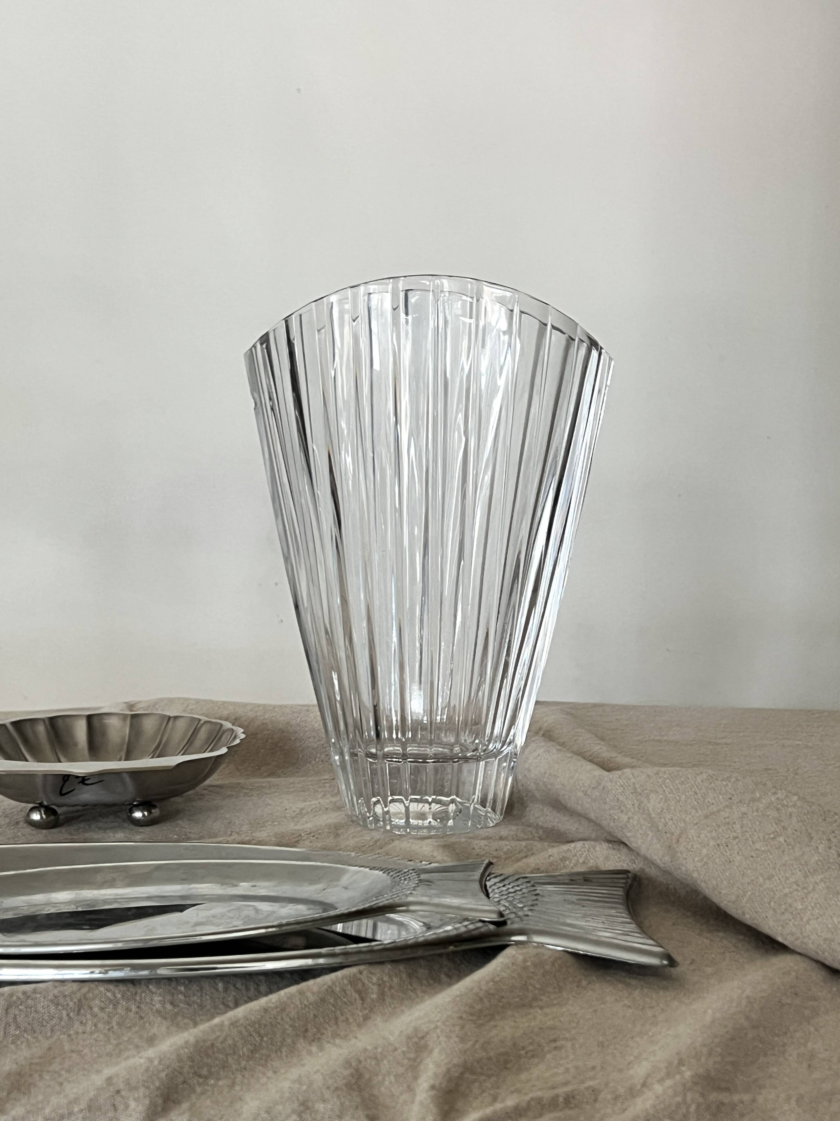 Large Art Deco fan vase in Arques crystal, France 1950