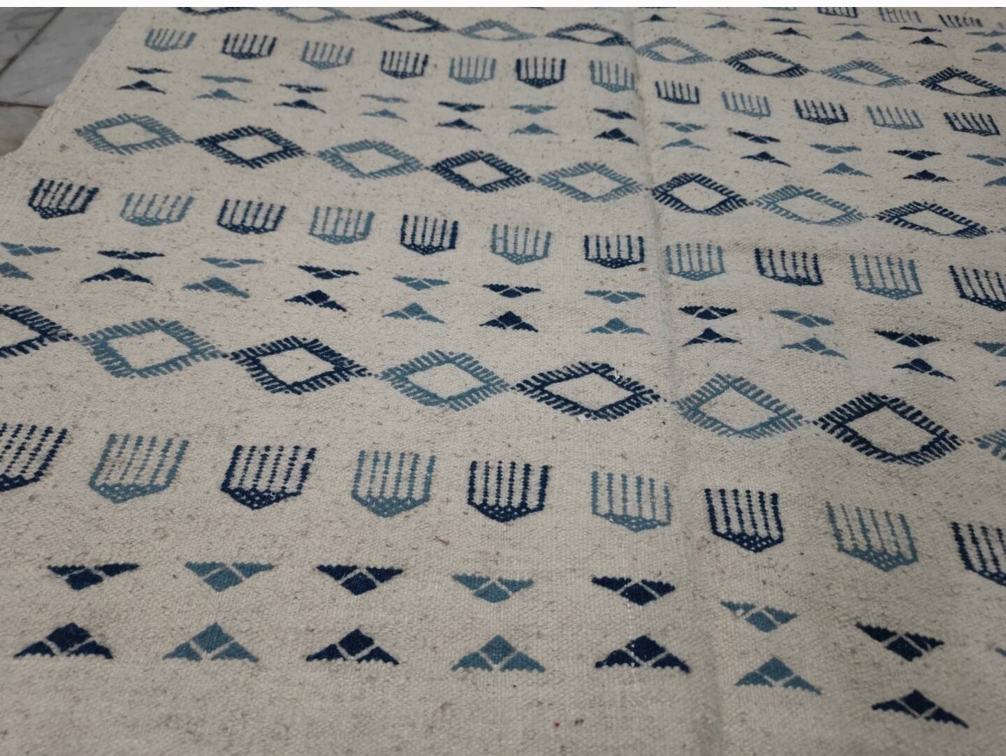Handmade white and blue rug made of natural wool