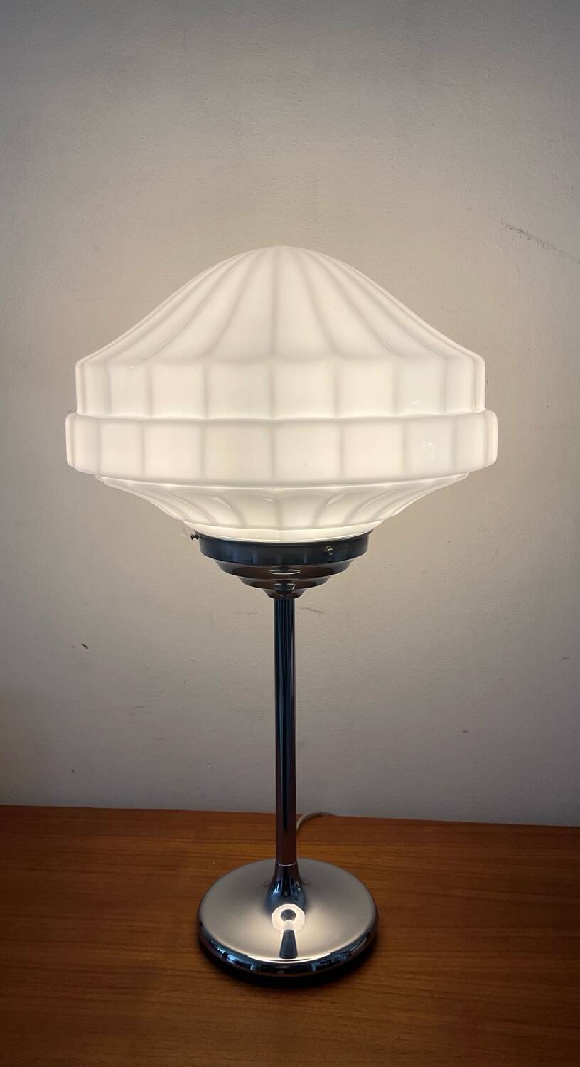 Art Deco lamp in chromed metal and opaline
