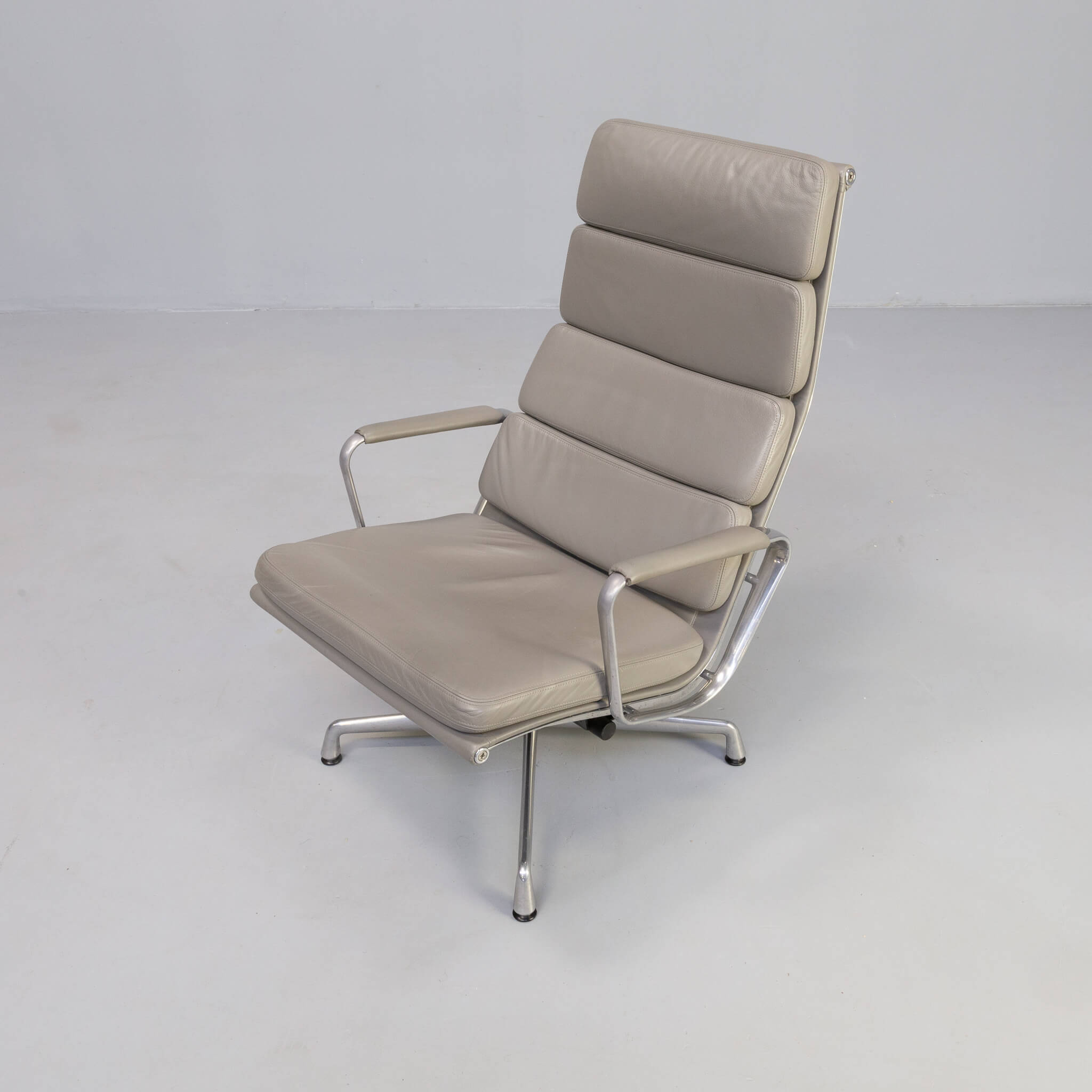 Charles and Ray Eames EA222 soft pad lounge fauteuil for Vitra