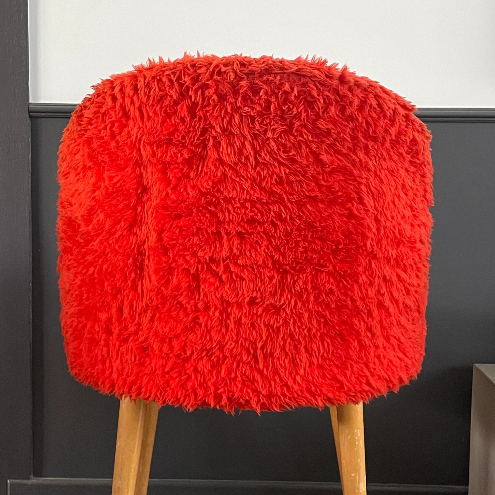 Chaise moumoute orange vintage