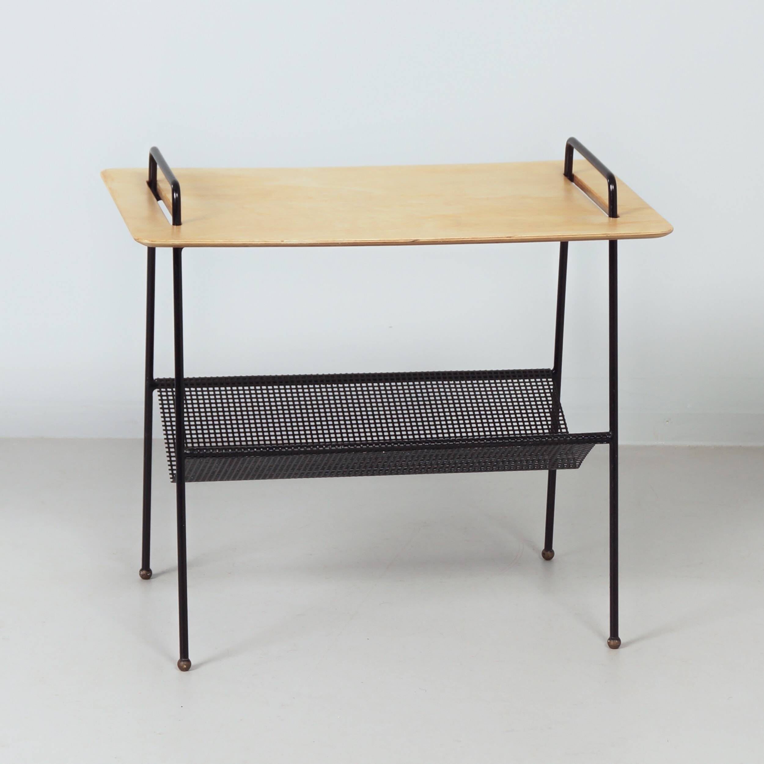 Table d'appoint TM04 par Cees Braakman pour Pastoe, 1953 avec panier de lecture.