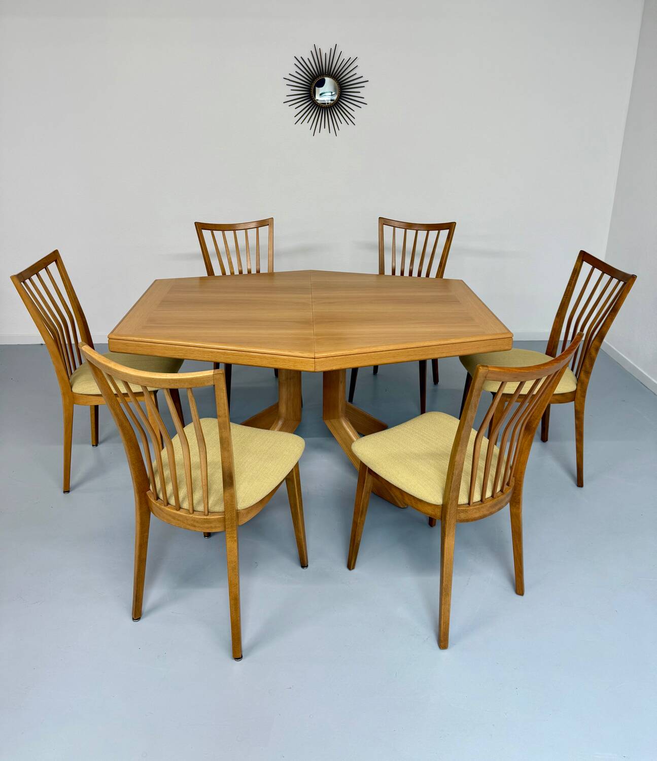 Ancienne table en bois massif octogonal a rallonge design Girsberger