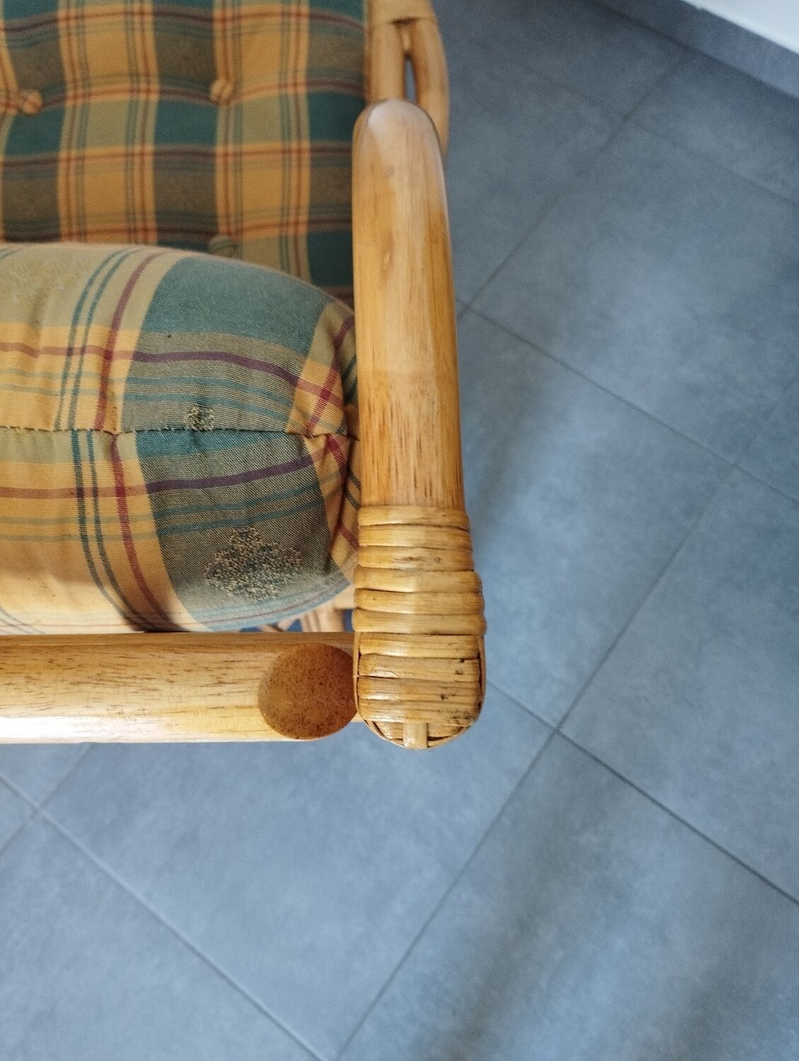 Vintage armchair in bamboo and rattan with a tartan pattern.