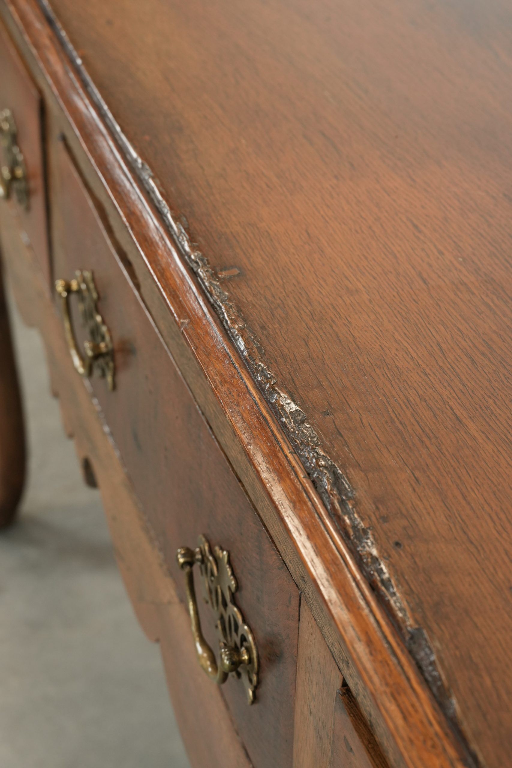 Buffet anglais ancien du XVIIIe siècle en chêne.