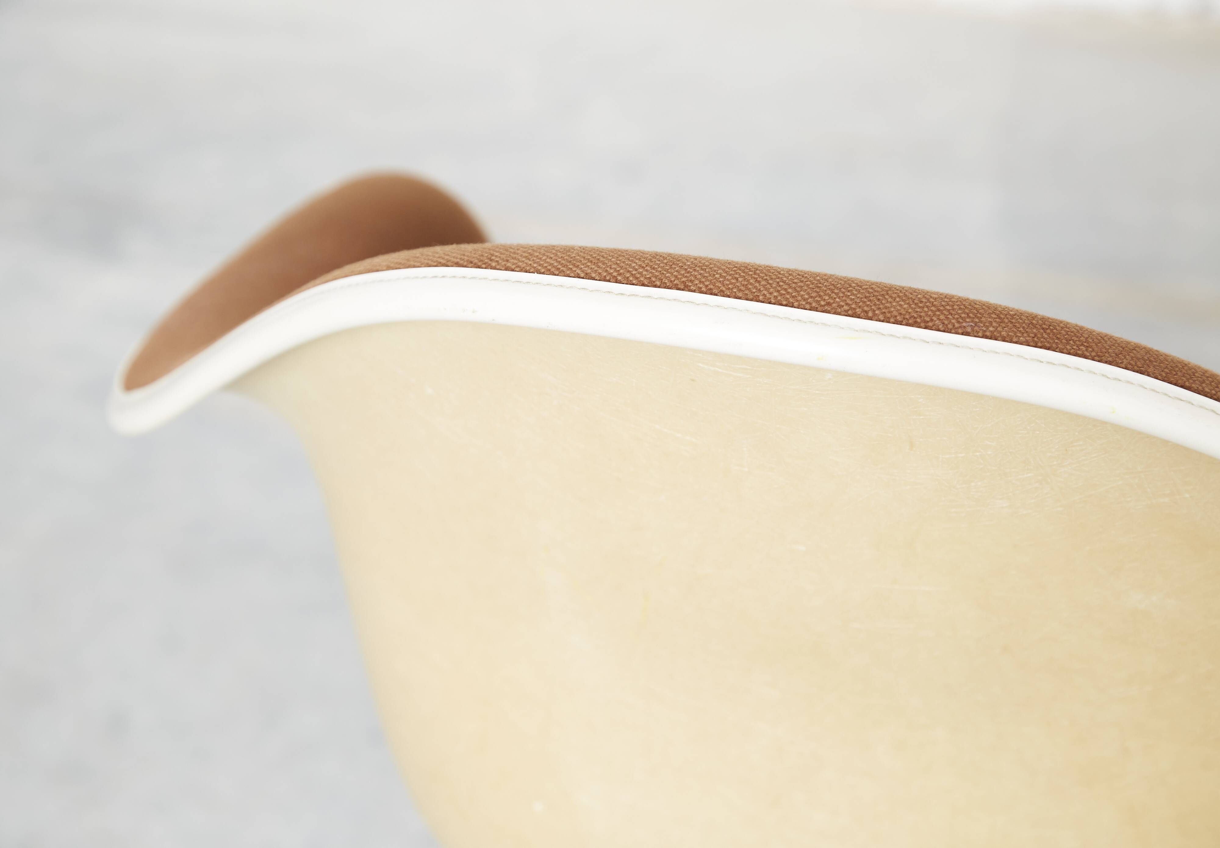 Off-White Dax Fiberglass Chair by Charles & Ray Eames for Vitra