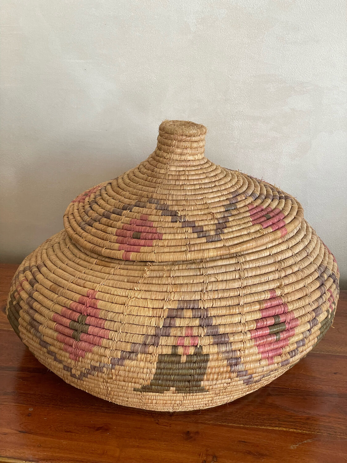 Raffia basket with lid