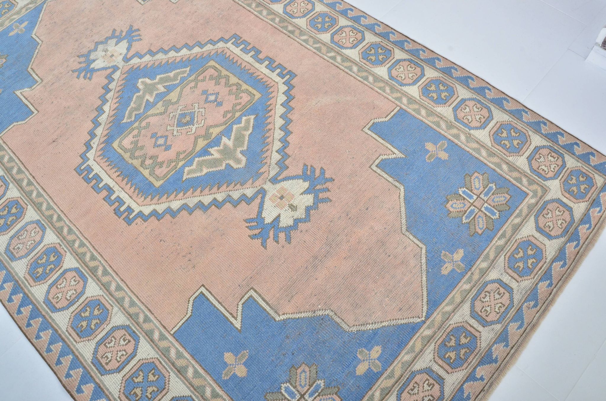 Anatolian floral patterned Oushak rug, reference 3571