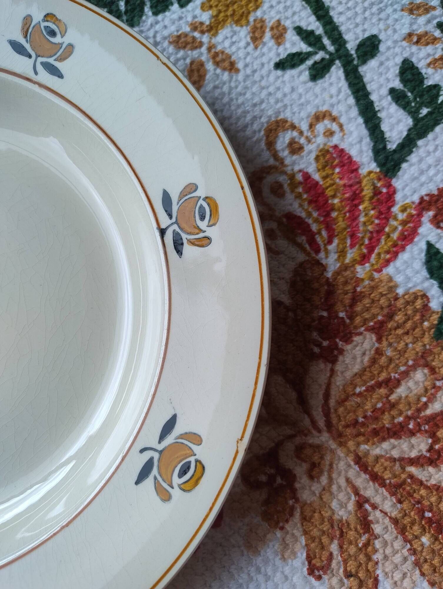 Antique hollow plate in faience from the Nouvelle Galerie, Savoie.