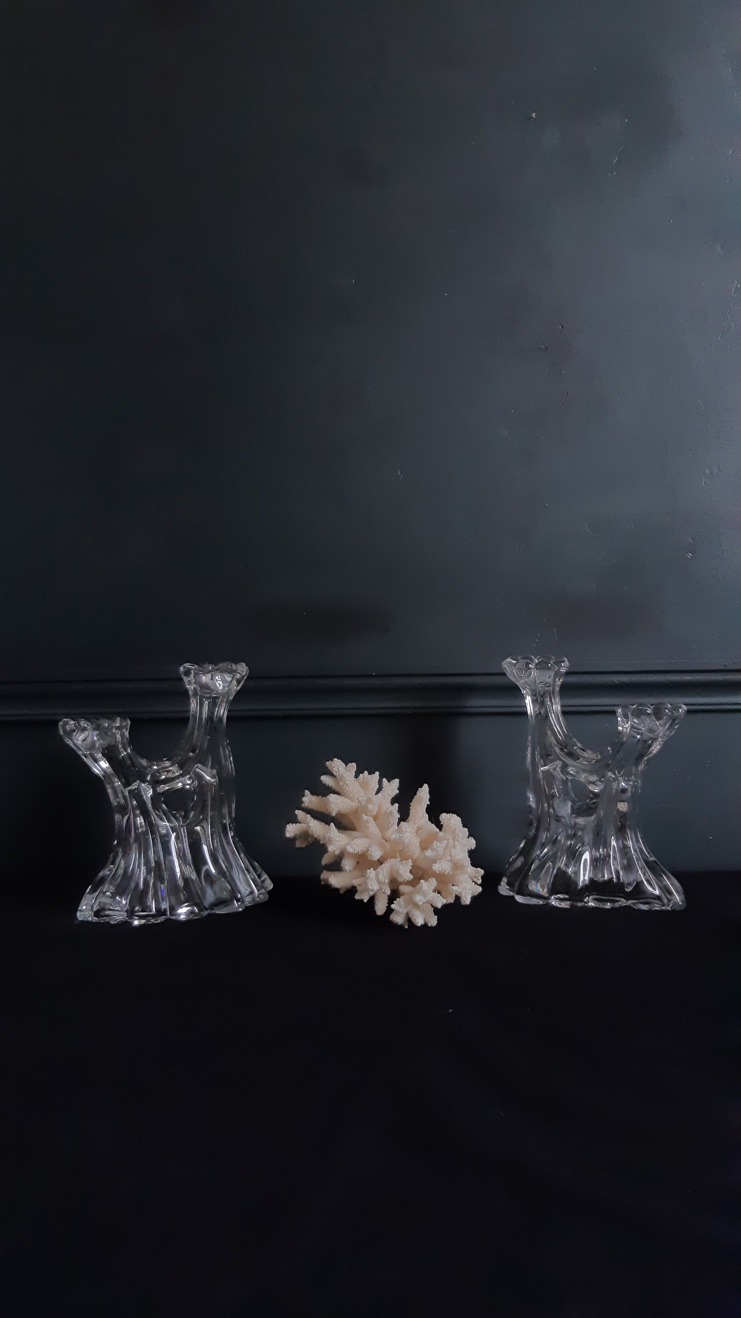 Paire de bougeoirs en verre