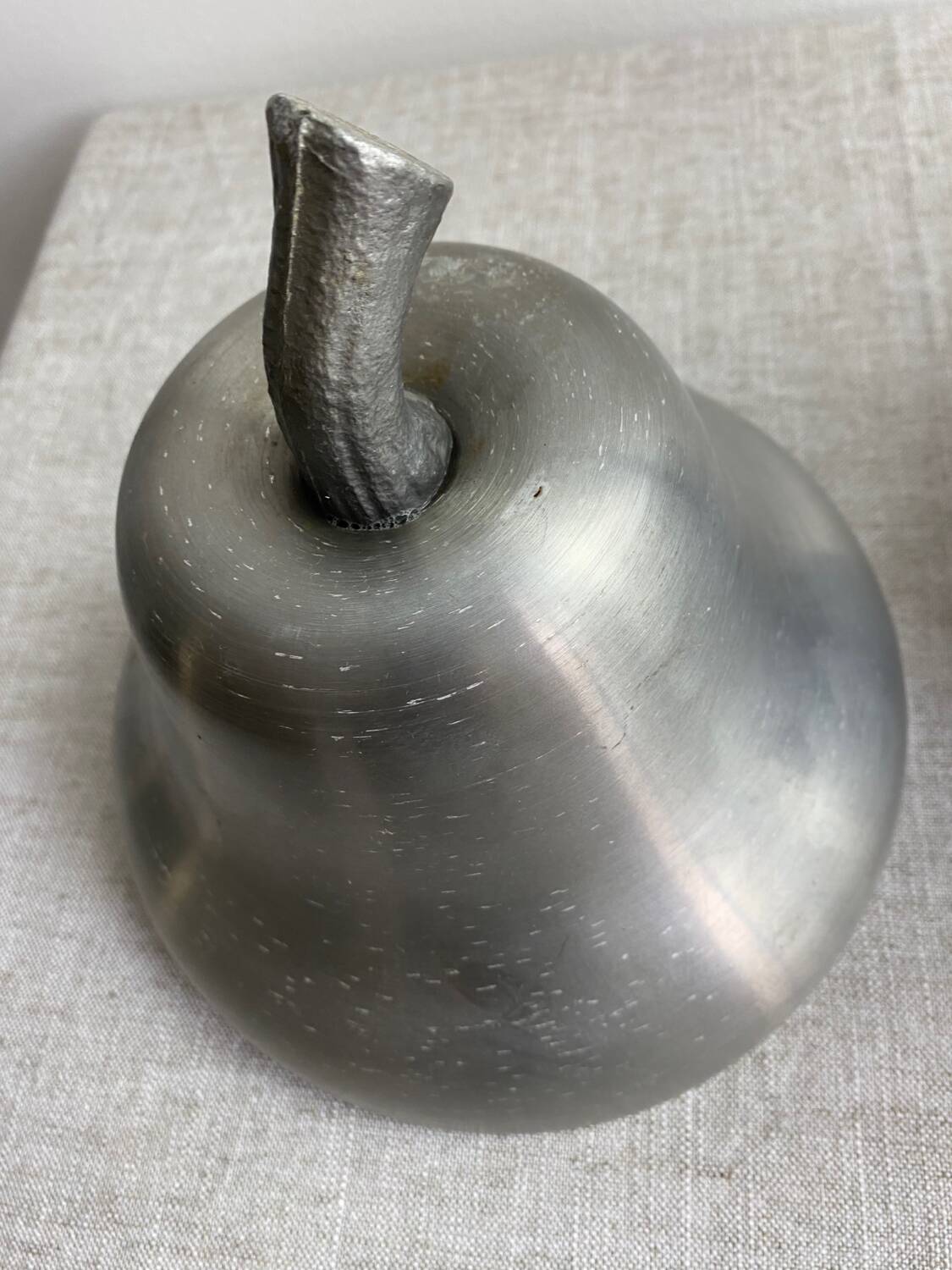 Pear-shaped ice bucket Large format brushed aluminum