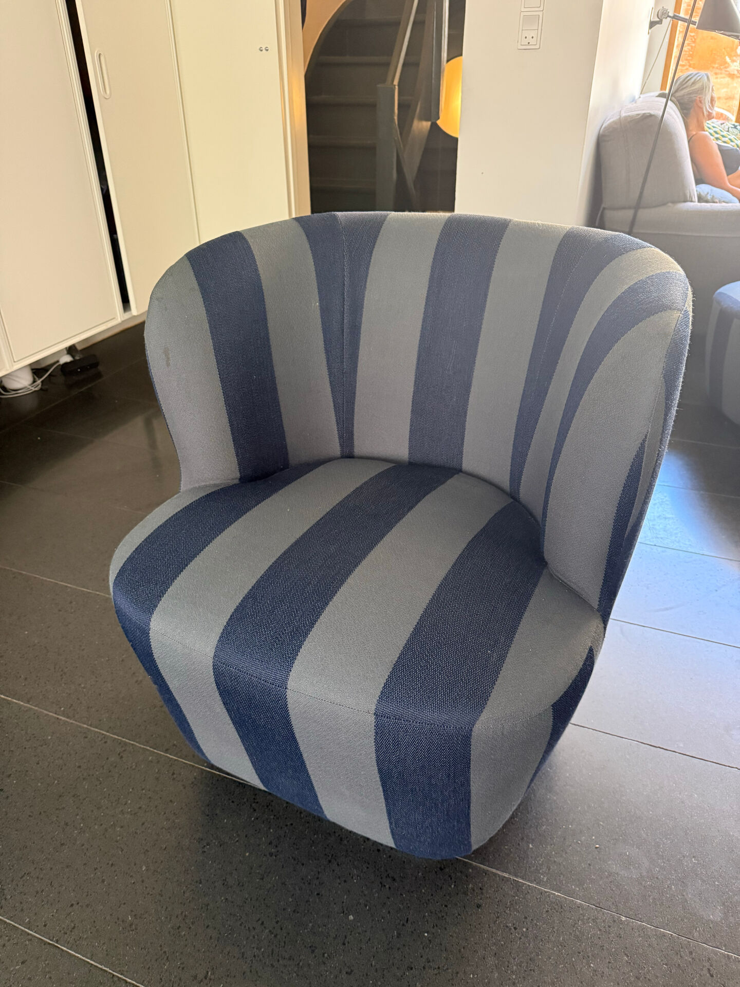 Fauteuil GUBI Swift – Commande spéciale en tissu Kvadrat x Raf Simons