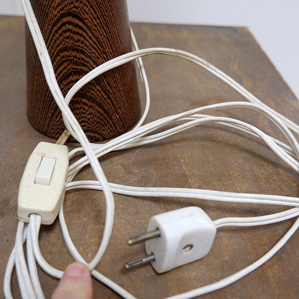 Lampe de table en bois en forme de quille avec abat-jour en bambou années 1960