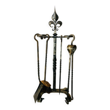 Mid-20th century fireplace accessories in wrought iron with fleur-de-Lys.