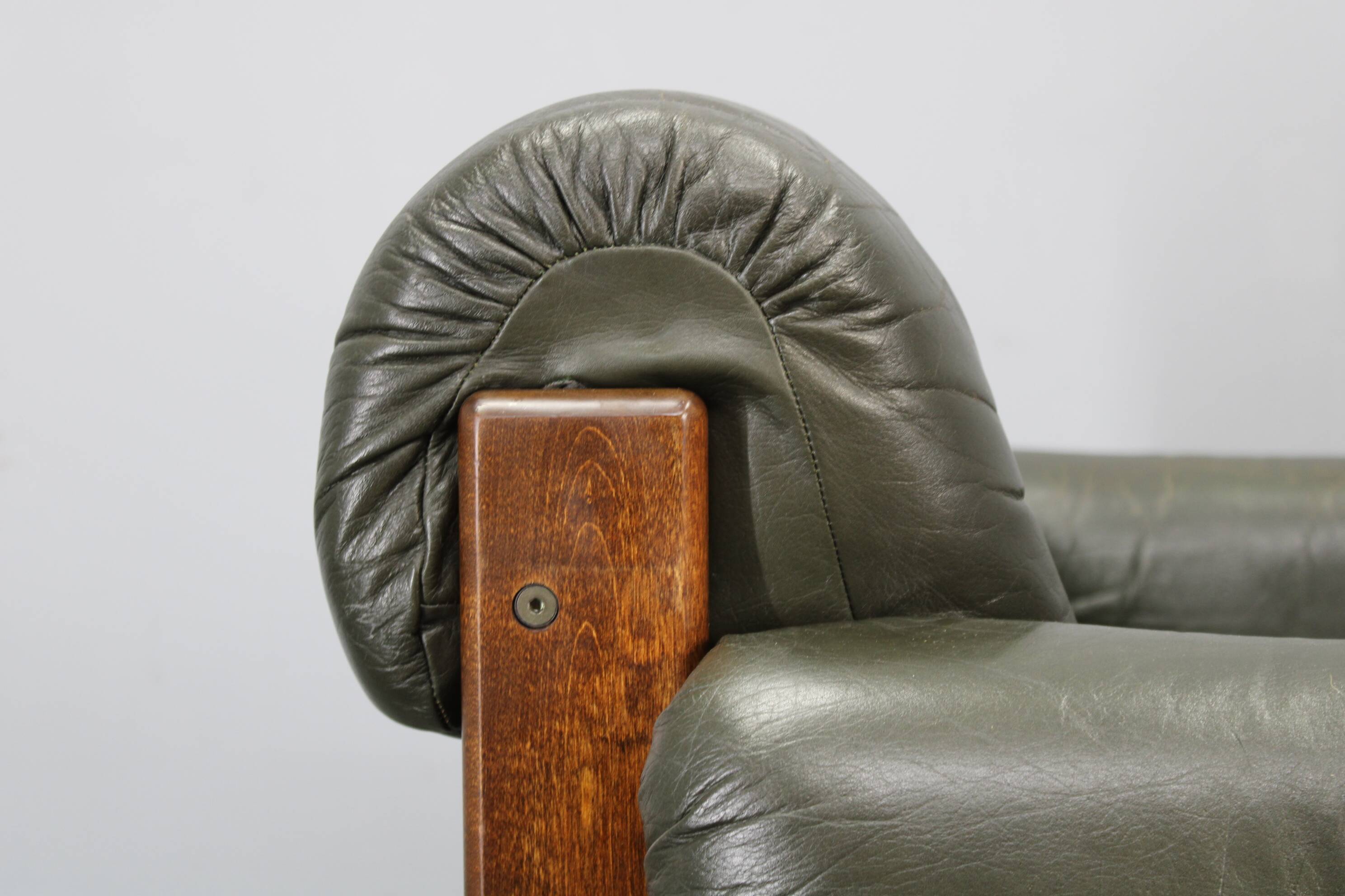 Fauteuil en cuir vert des années 70, Tchécoslovaquie.