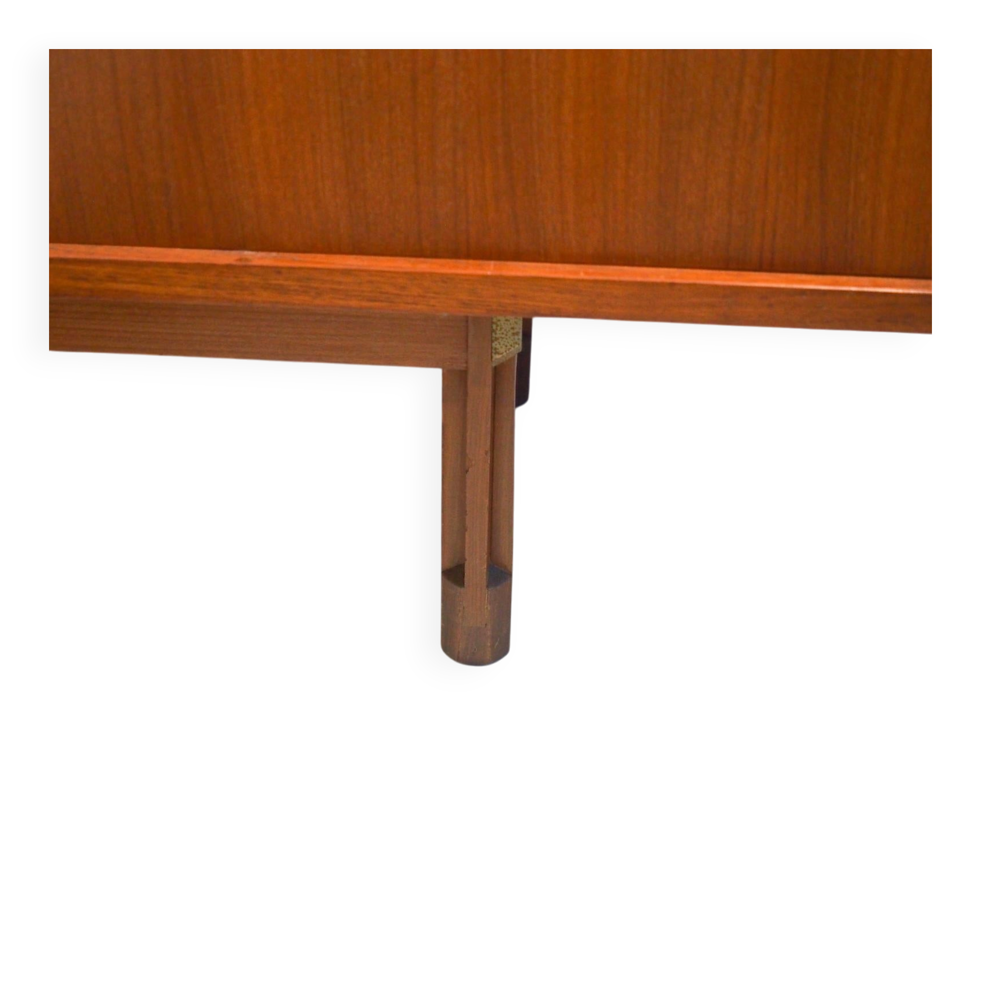 Enfilade en bois avec portes noires par George Coslin