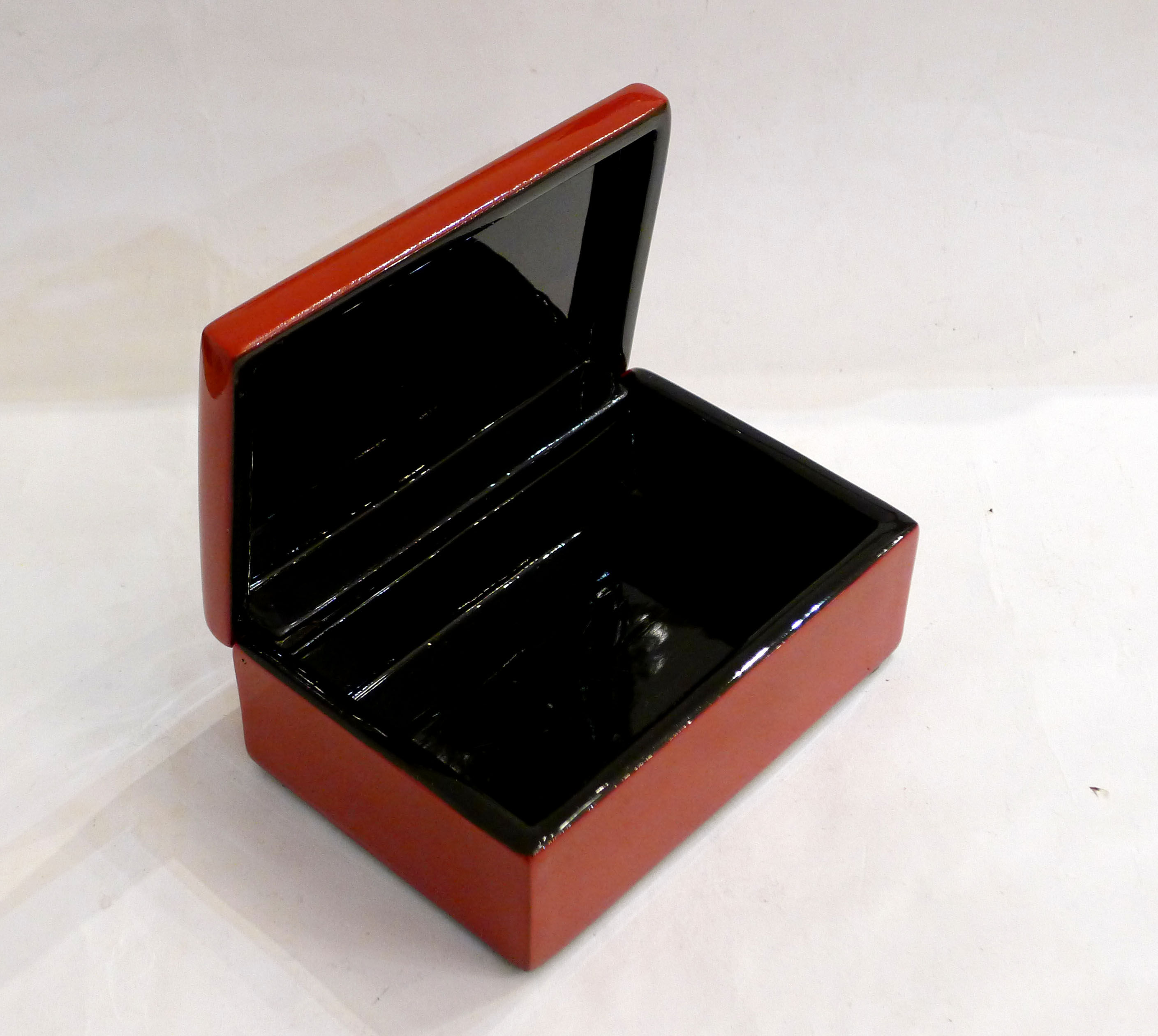 Coffret en bois laqué rouge et décor nacre