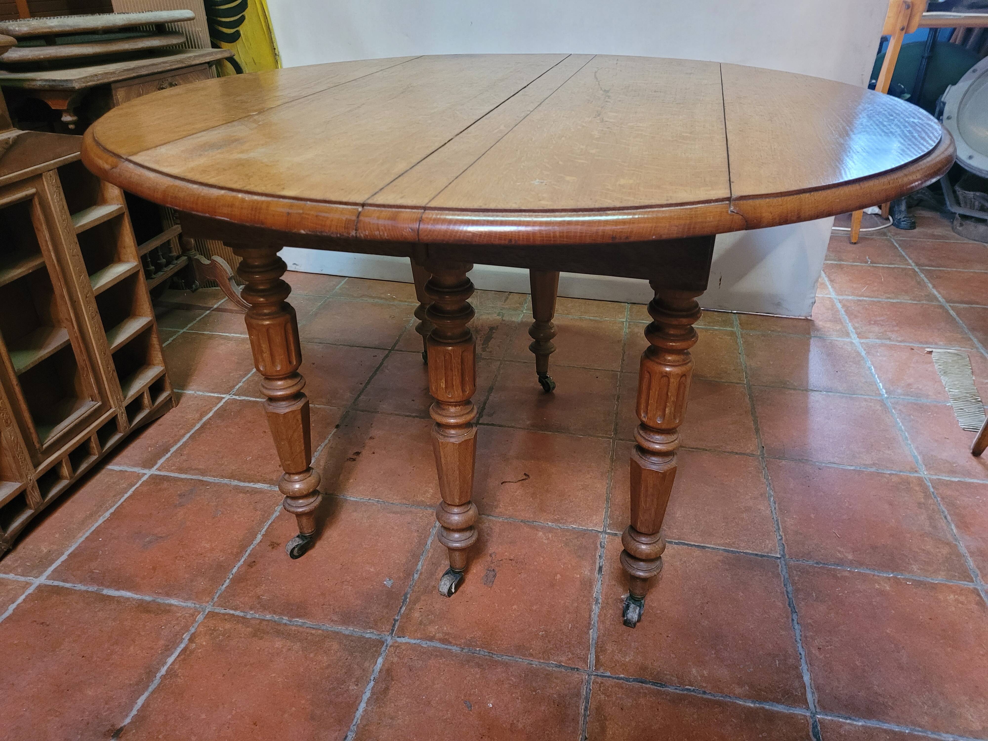 Round table 6 feet in oak with extension