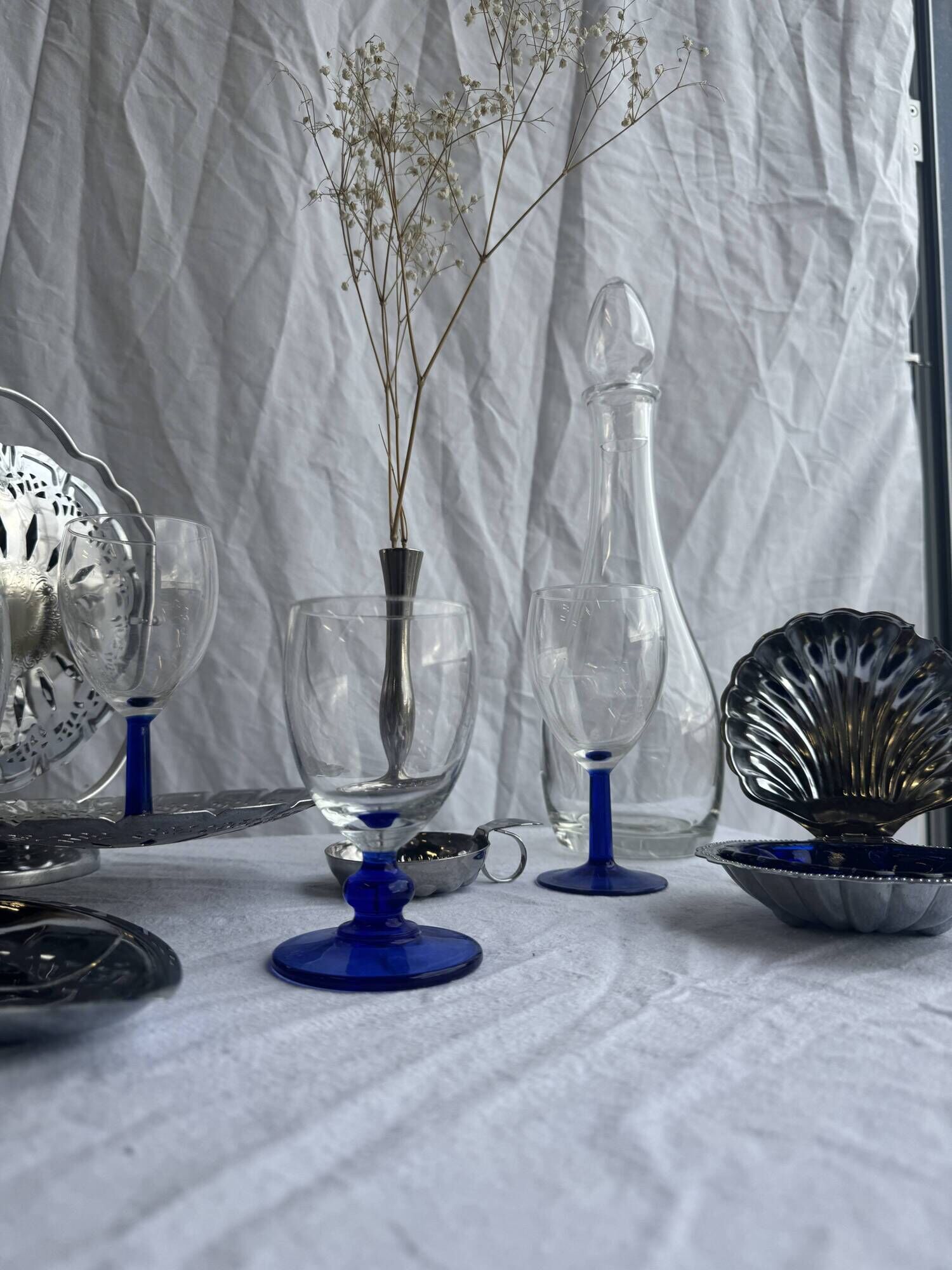 Set of 2 small king-shaped stemmed glasses and 2 small ball-shaped stemmed glasses