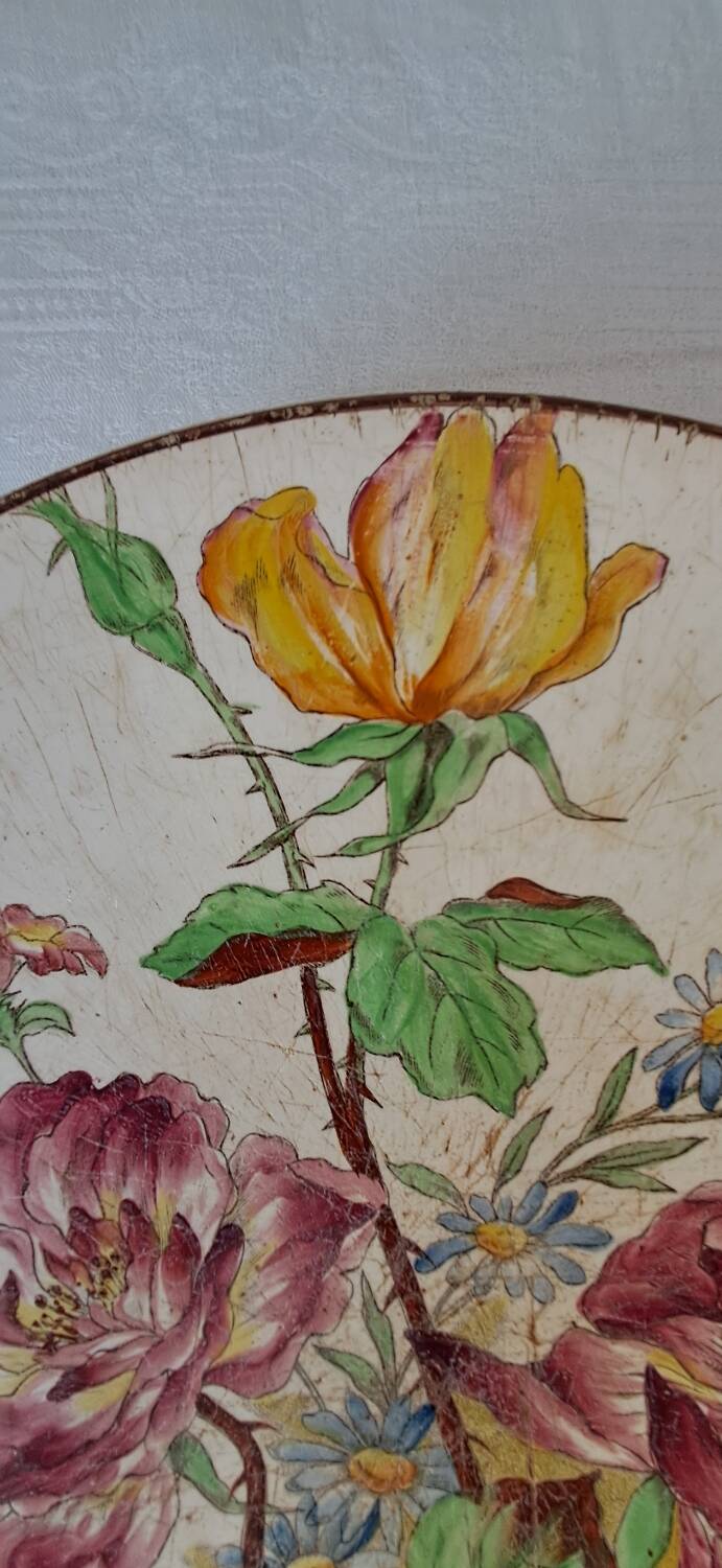 Plat Terre de fer Longchamp. Fin 19ème. Décor de fleurs