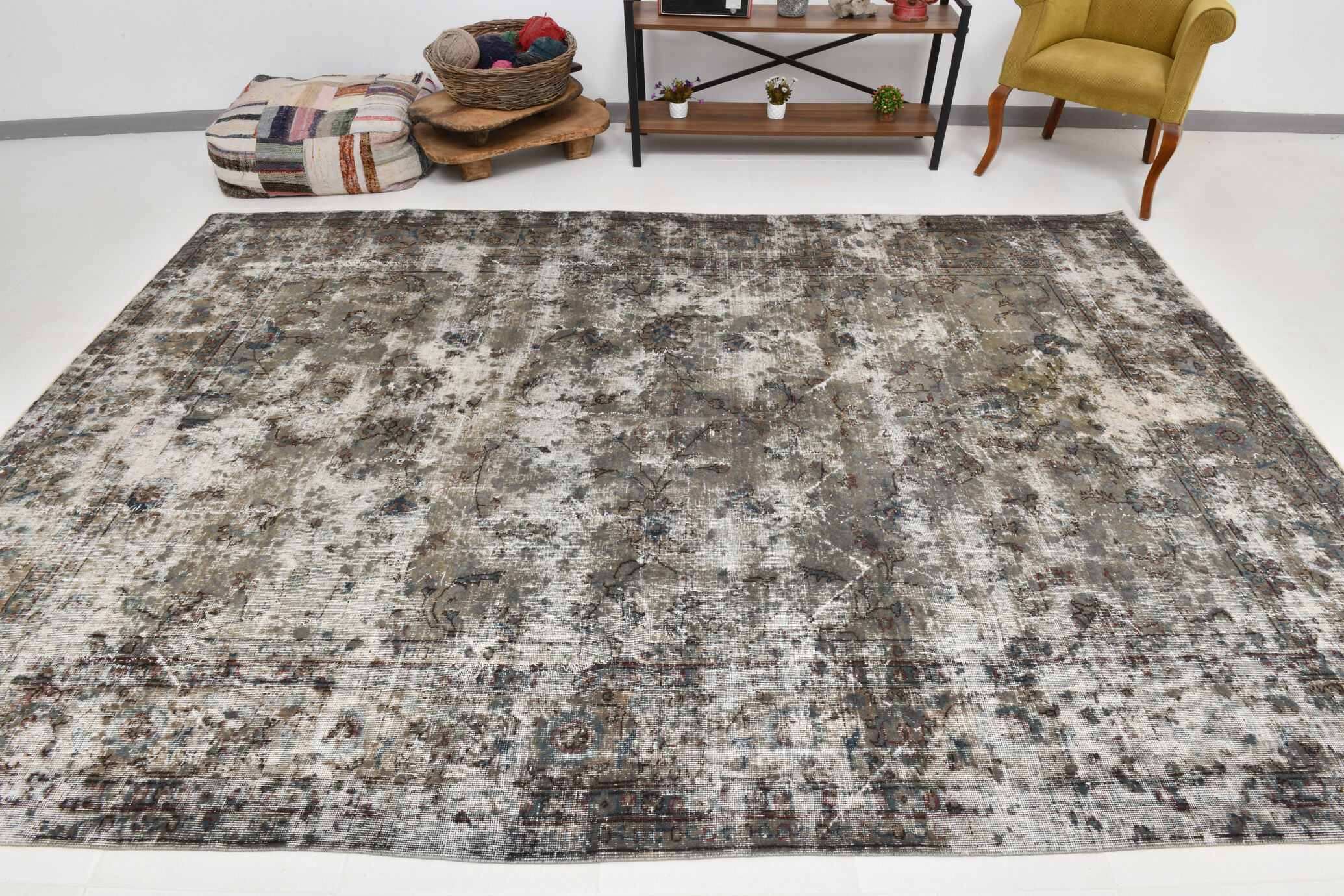 8x11 distressed antique vintage rug 333x230cm