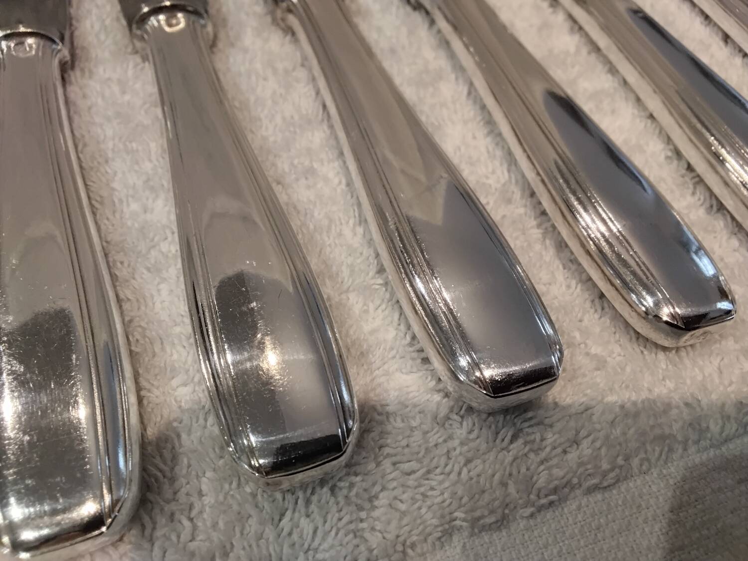 12 silver-plated table knives by Ercuis, Senlis pattern, 24.7cm