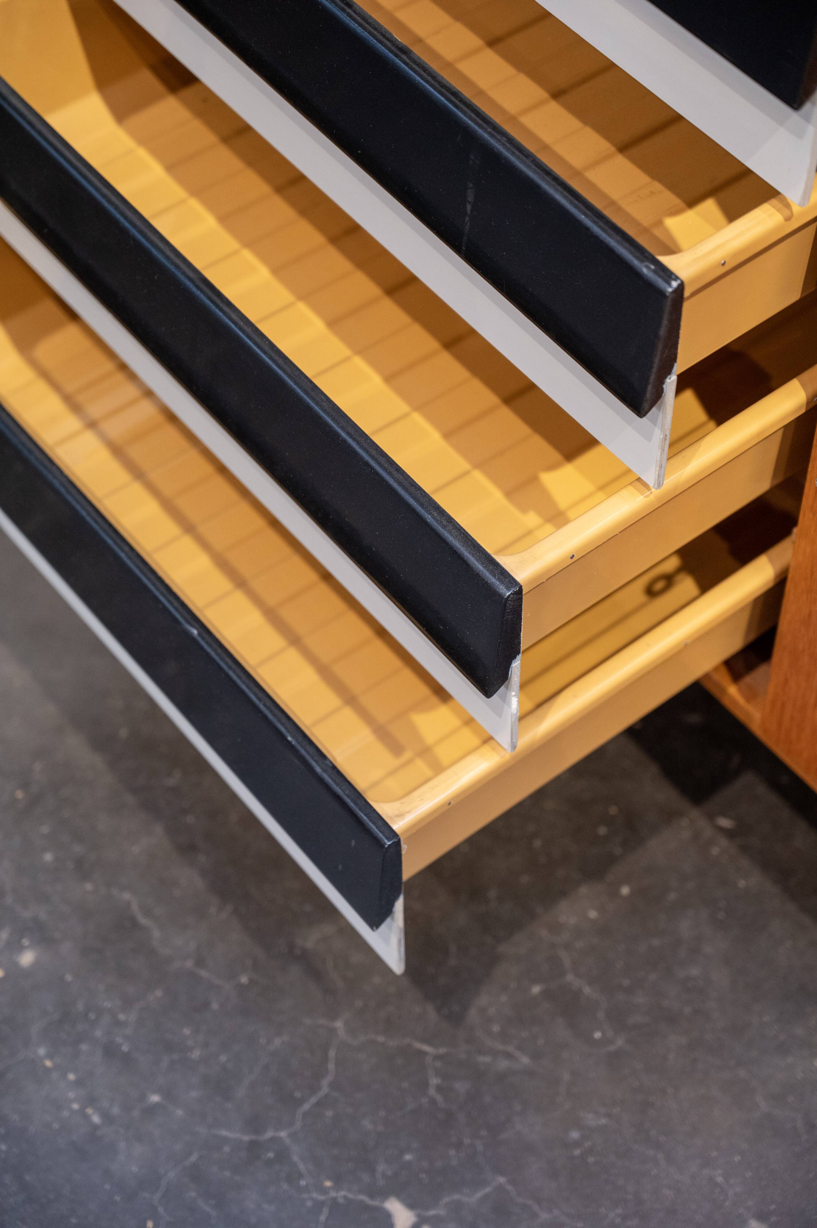 Black and white Jiroutek buffet