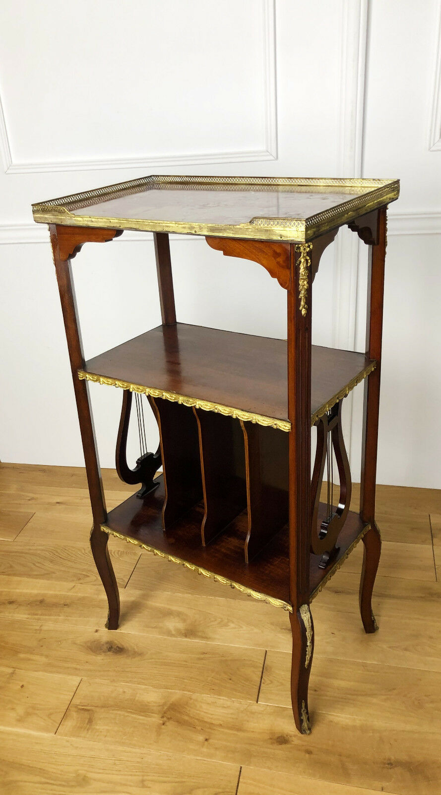 Furniture to old music of style Louis XVI