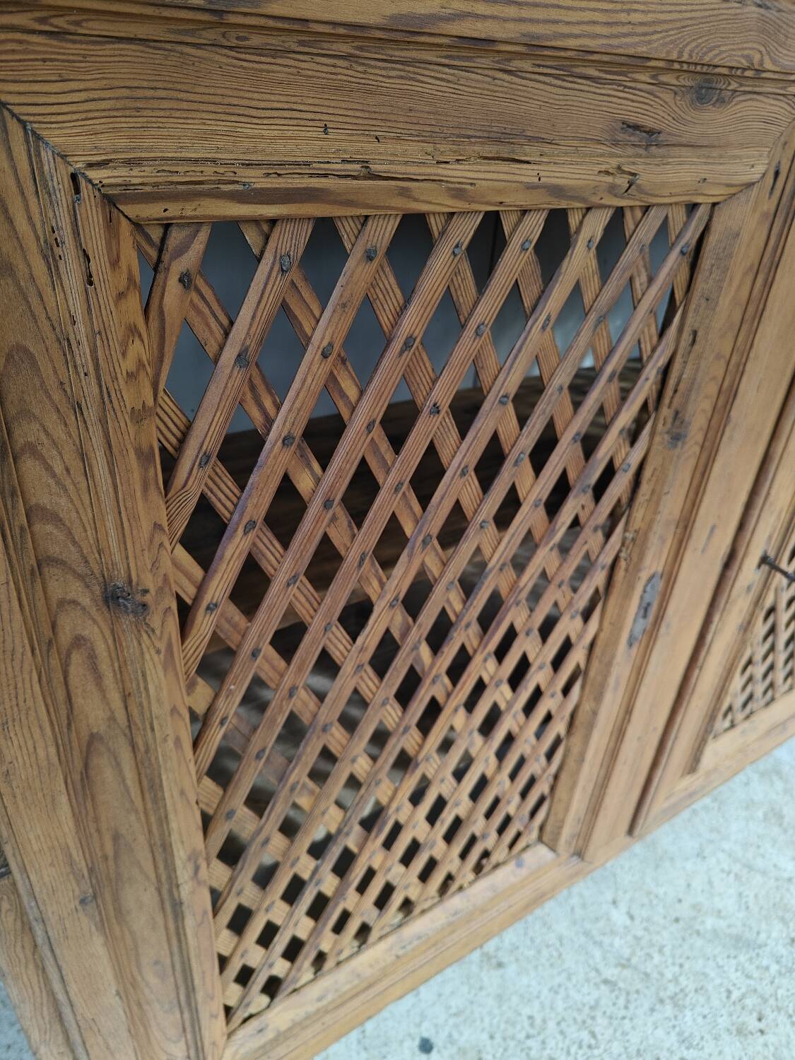 Support buffet in solid pine, zinc top, late 19th century.