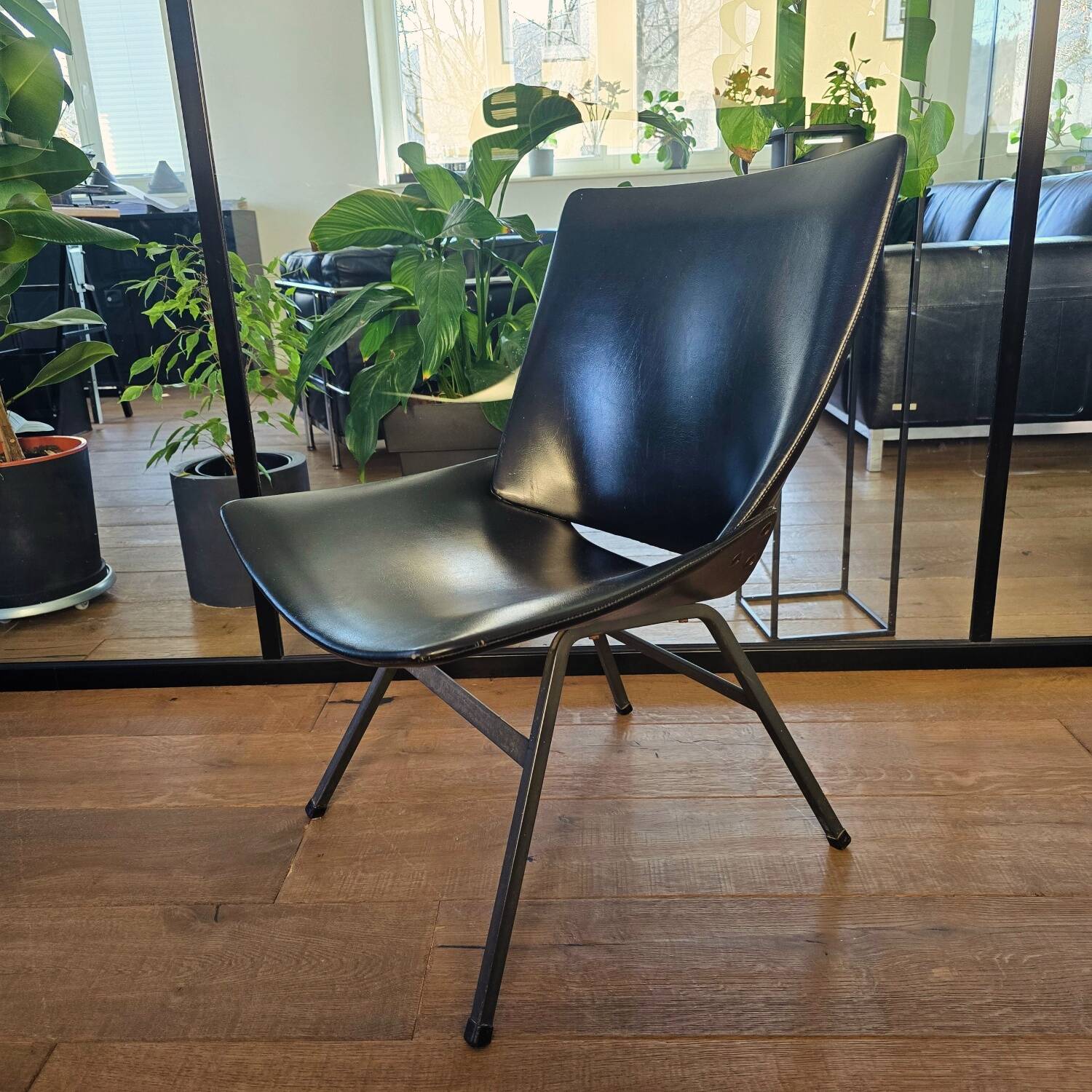 Chaise en simili cuir moderne du milieu du siècle des années 60