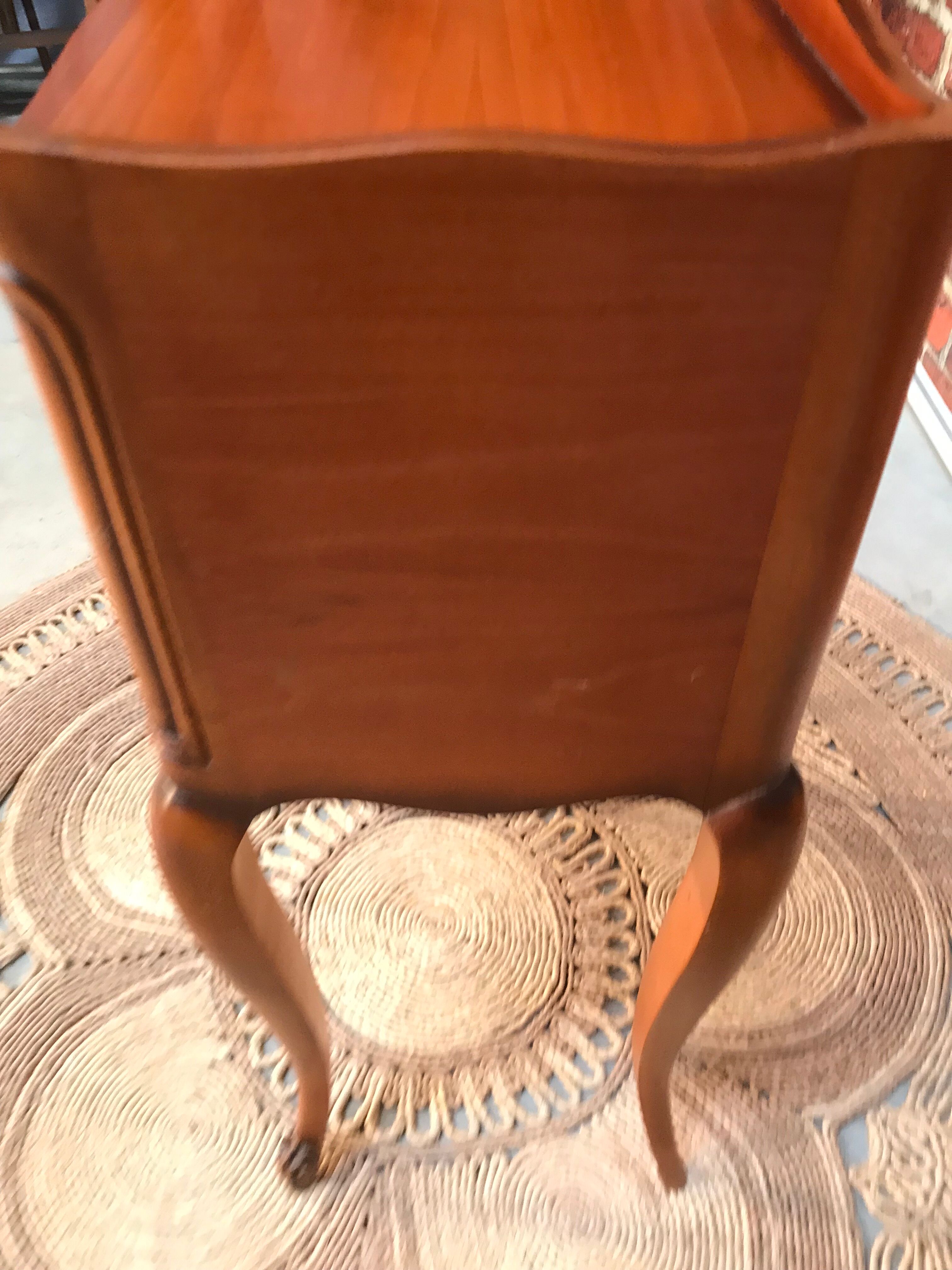 Table de chevet à poignées dorées