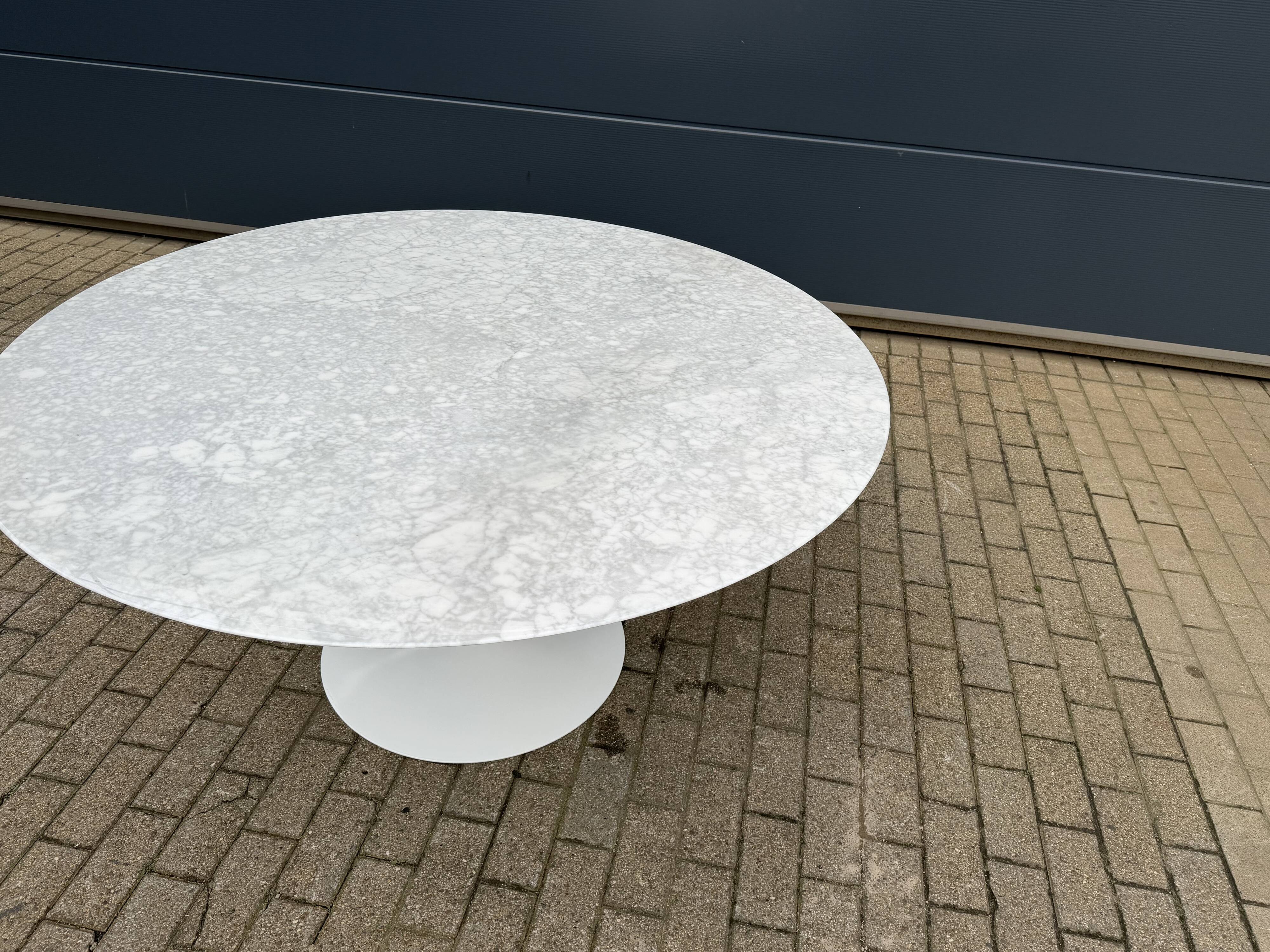 Original round dining table Knoll Tulip (152cm) Carrara