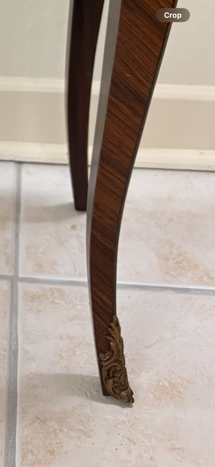 Commode. Avec plateau en marbre.