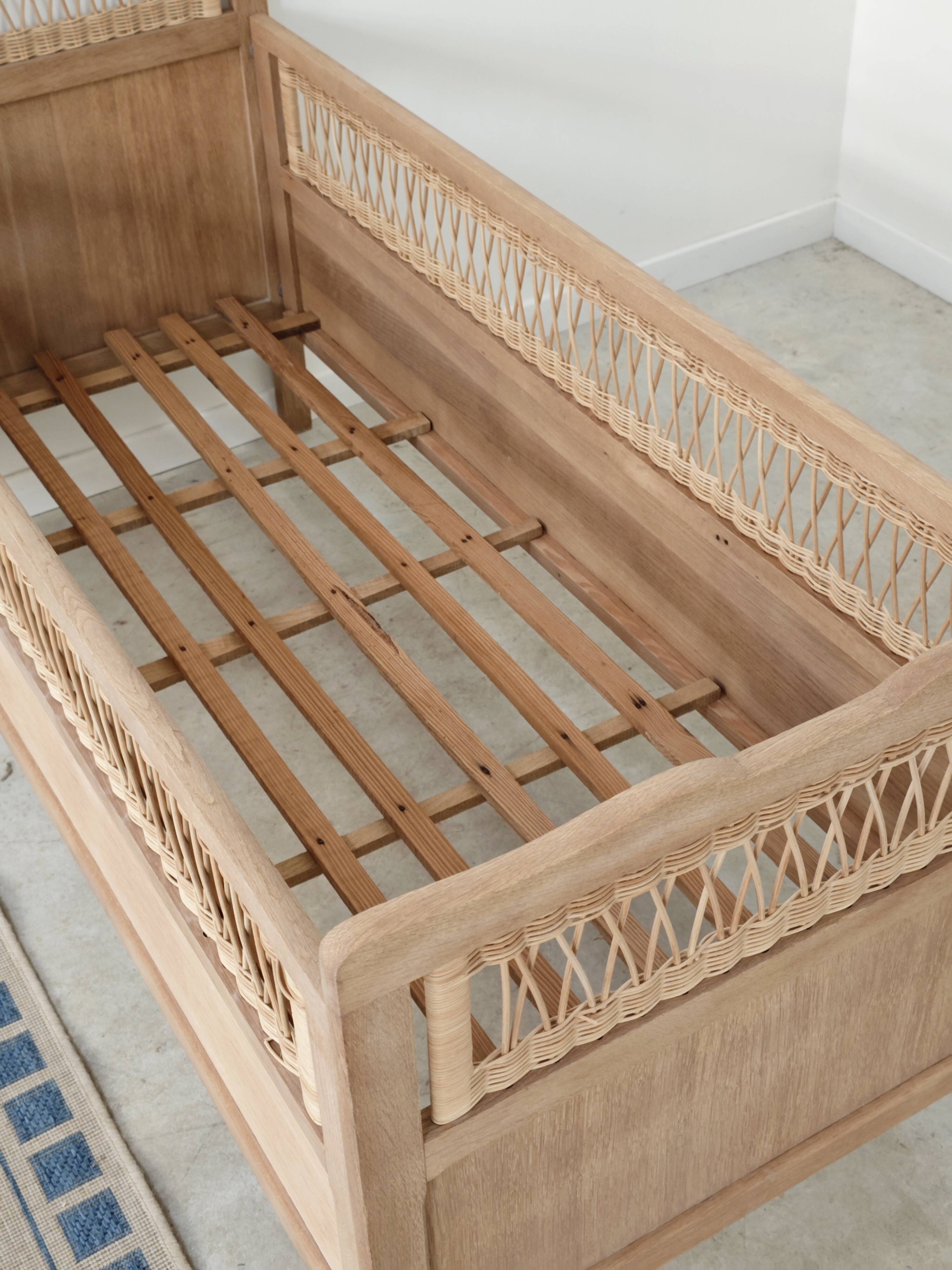 Children's bed in wood and sandblasted rattan from the 1960s.