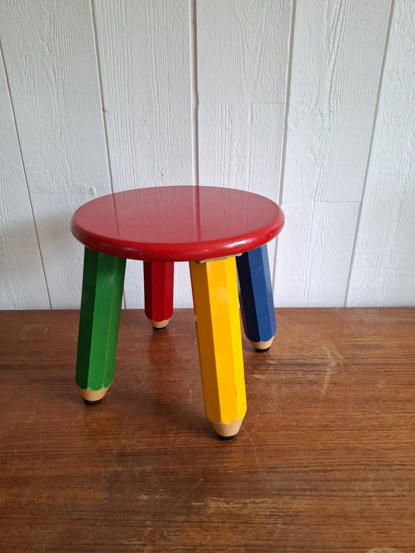Tabouret crayon Memphis