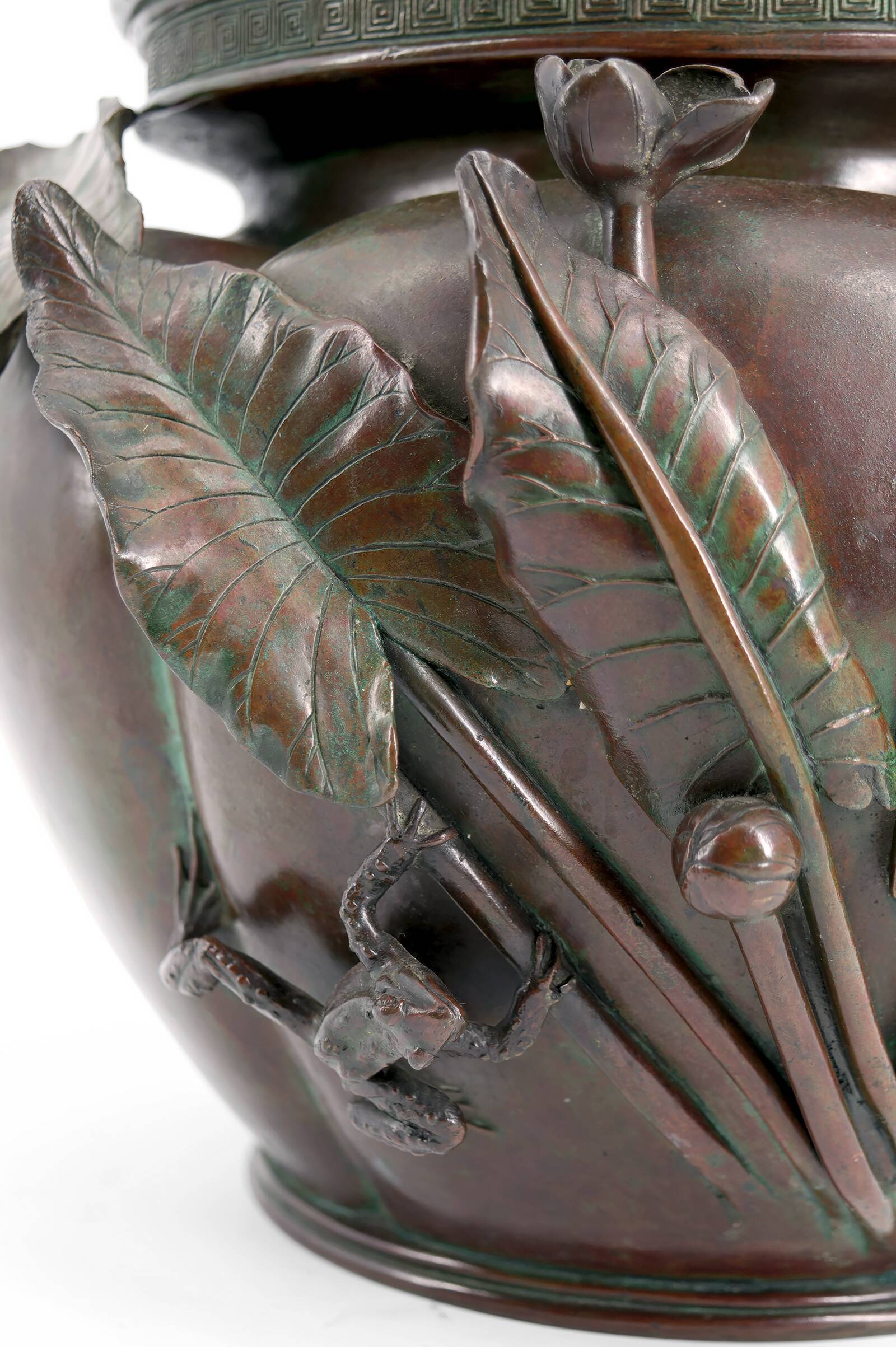 Exceptional planter / cache-pot in patinated Japanese bronze circa 1880.