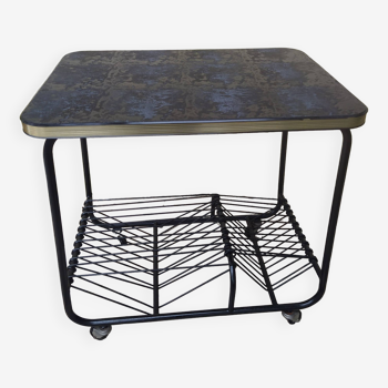 vinyl/magazine holder table 1960 with metal wheels and scoubidou